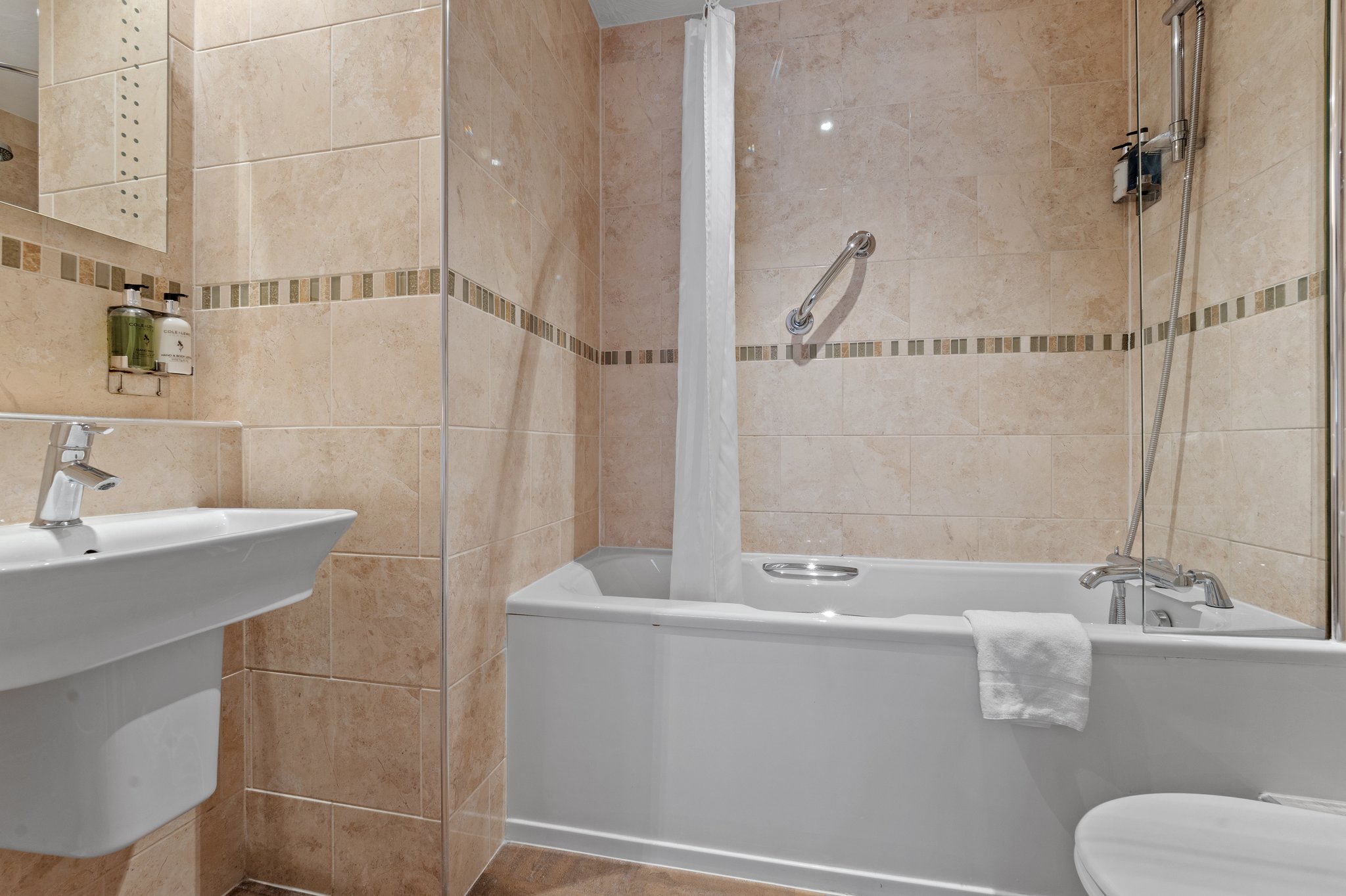 Standard_Bathroom2_S