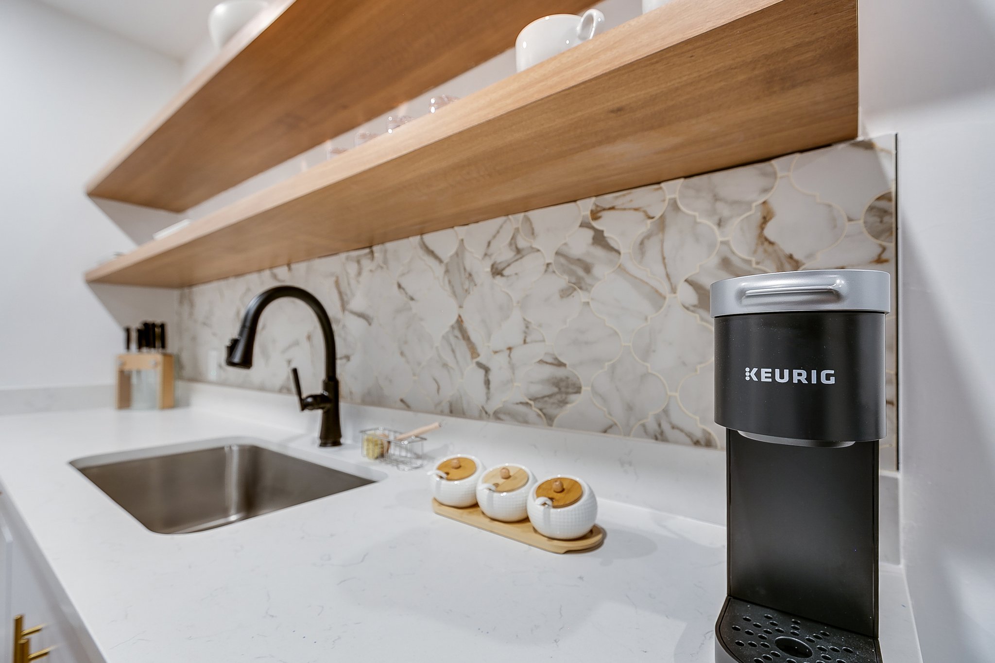 Deluxe_One_Bed_Suite_King_Bed_Kitchen3_S
