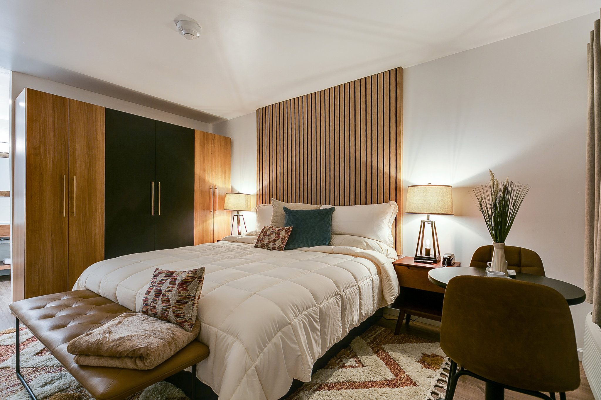 Deluxe_Room_King_Bed_S