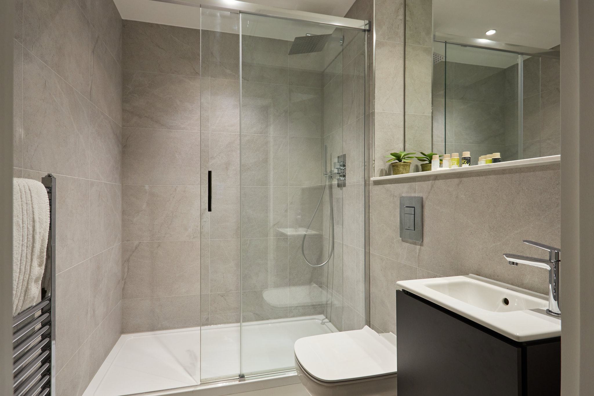 Two_Bed_Apartment_Bathroom2_S