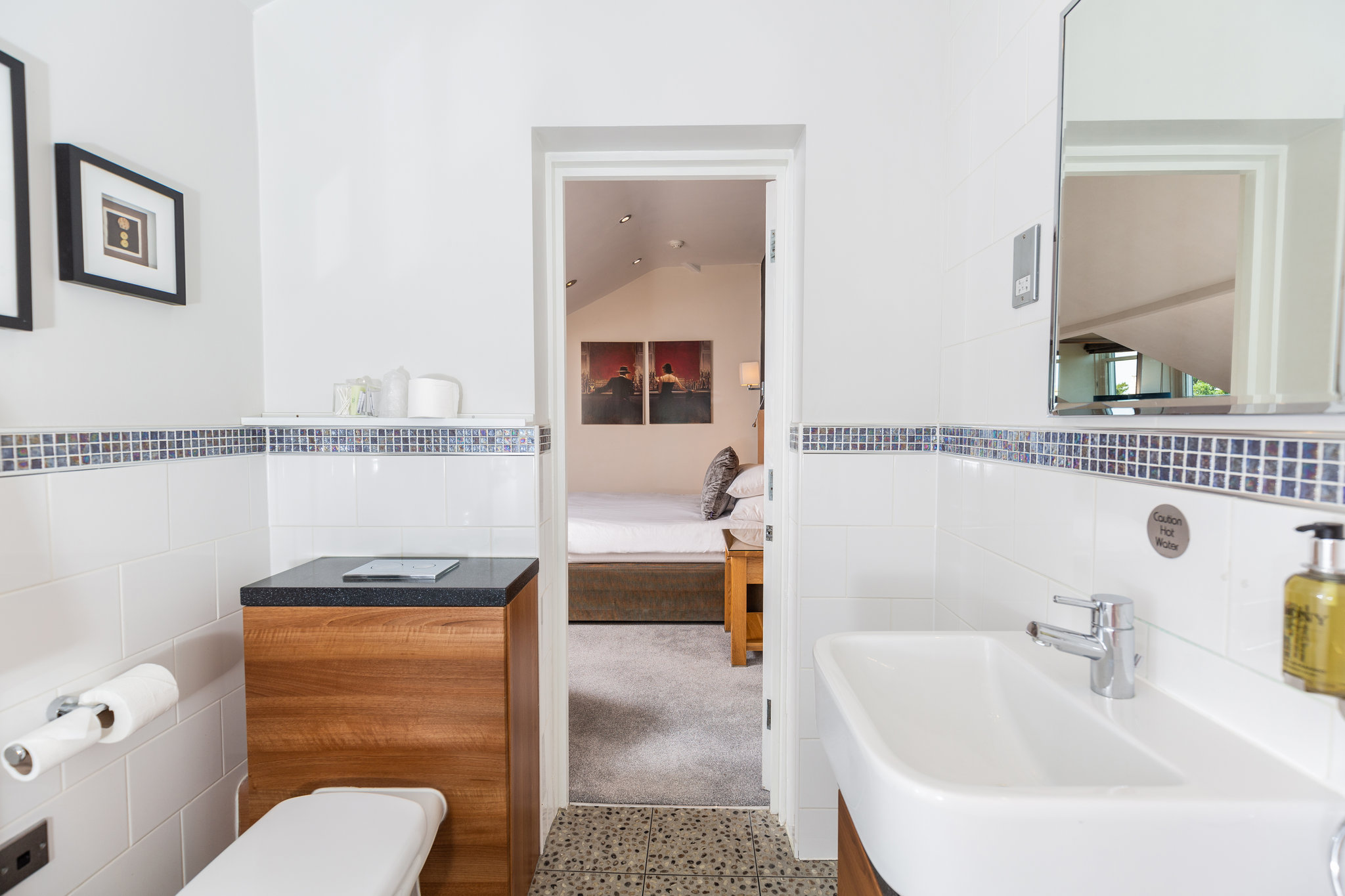 Superior_Single_Bathroom3_S