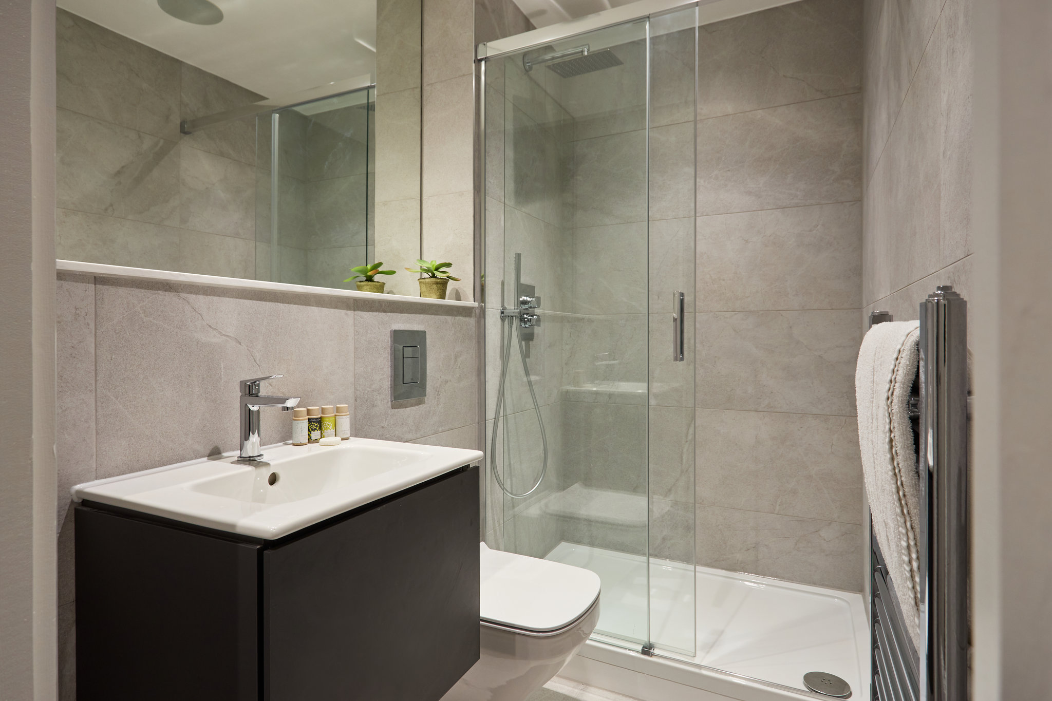 Two_Bed_Apartment_Bathroom_S