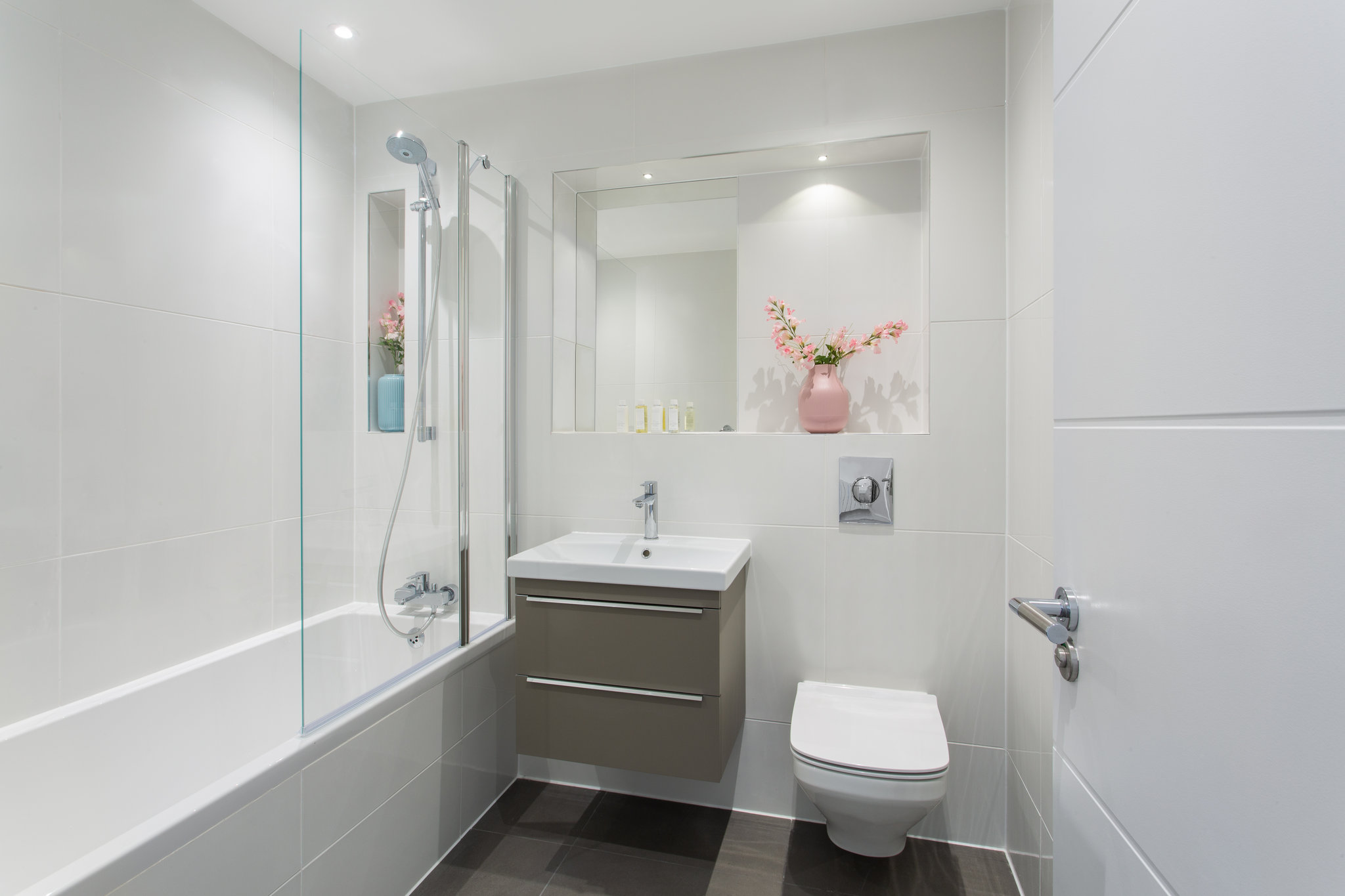 Two_Bed_Apartment_Bathroom_S