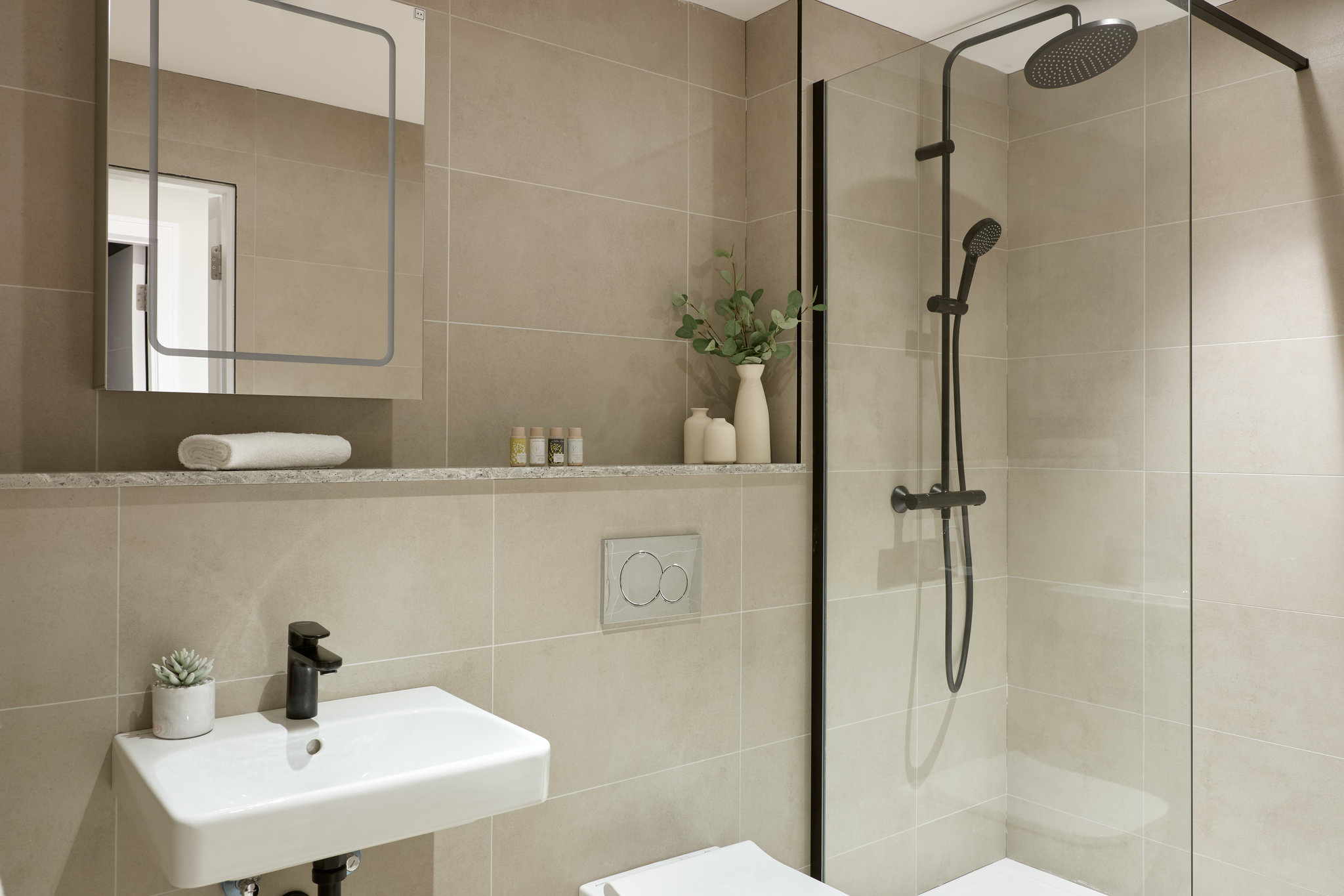 Two_Bed_Apartment_Bathroom_S