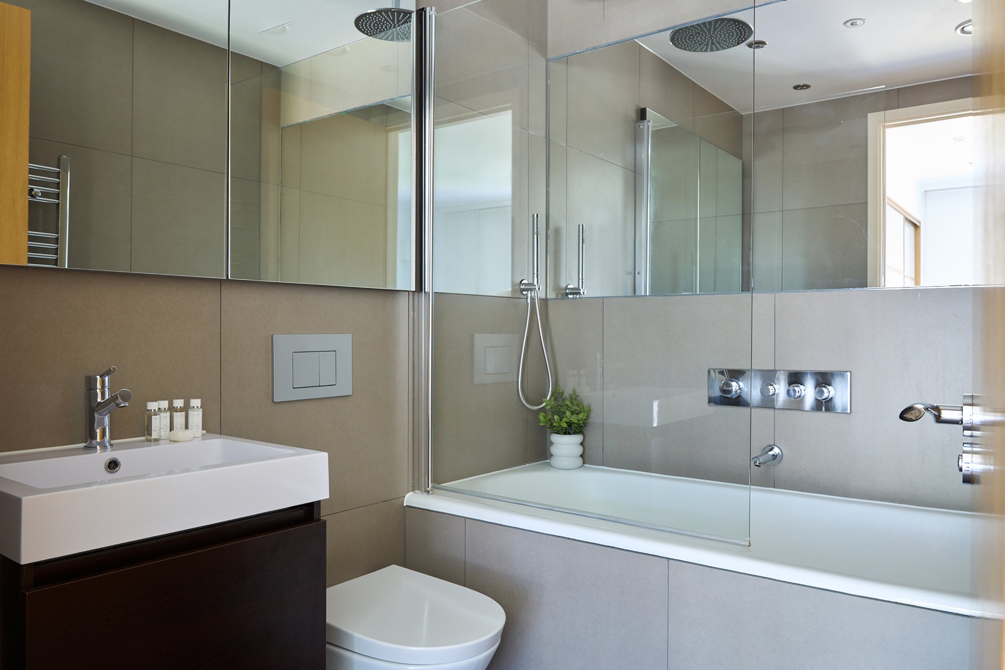 Three_Bed_Apartment_Bathroom3_S