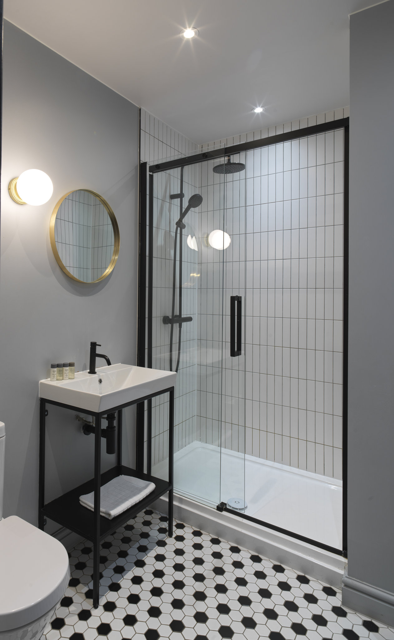 One_Bed_Apartment_Shower_S