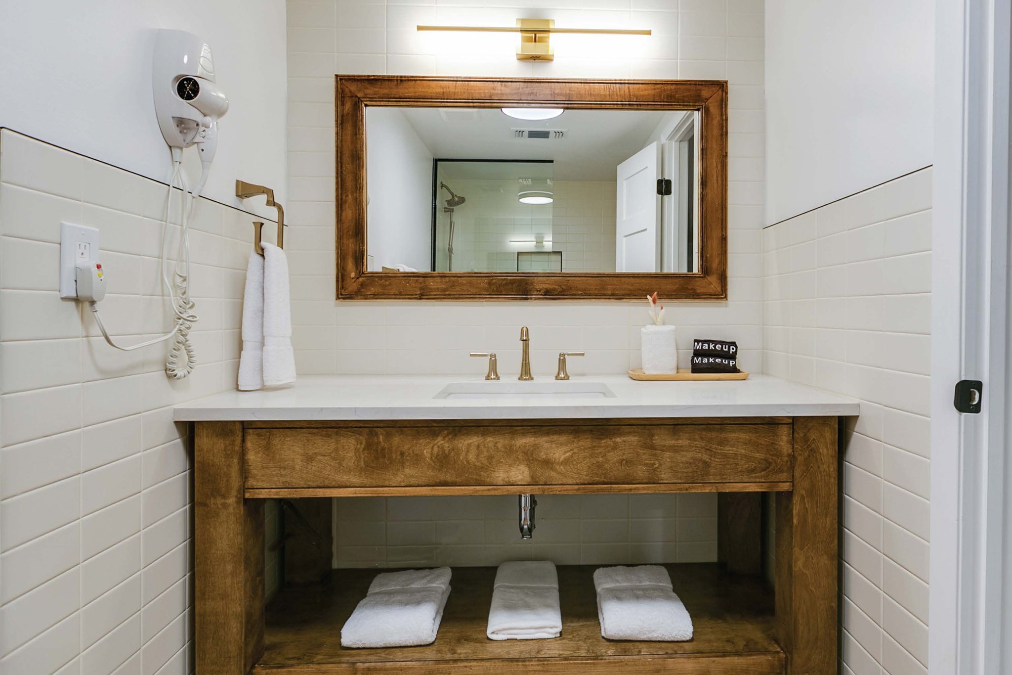 One_Bed_Apartment_King_Bed_Bathroom_S