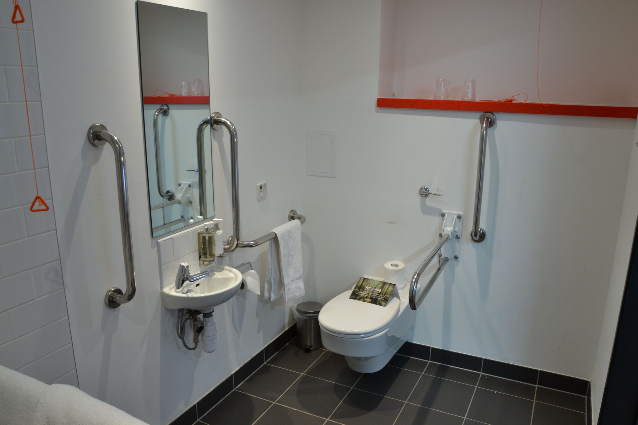Accessible_Rooms_Bathroom_S