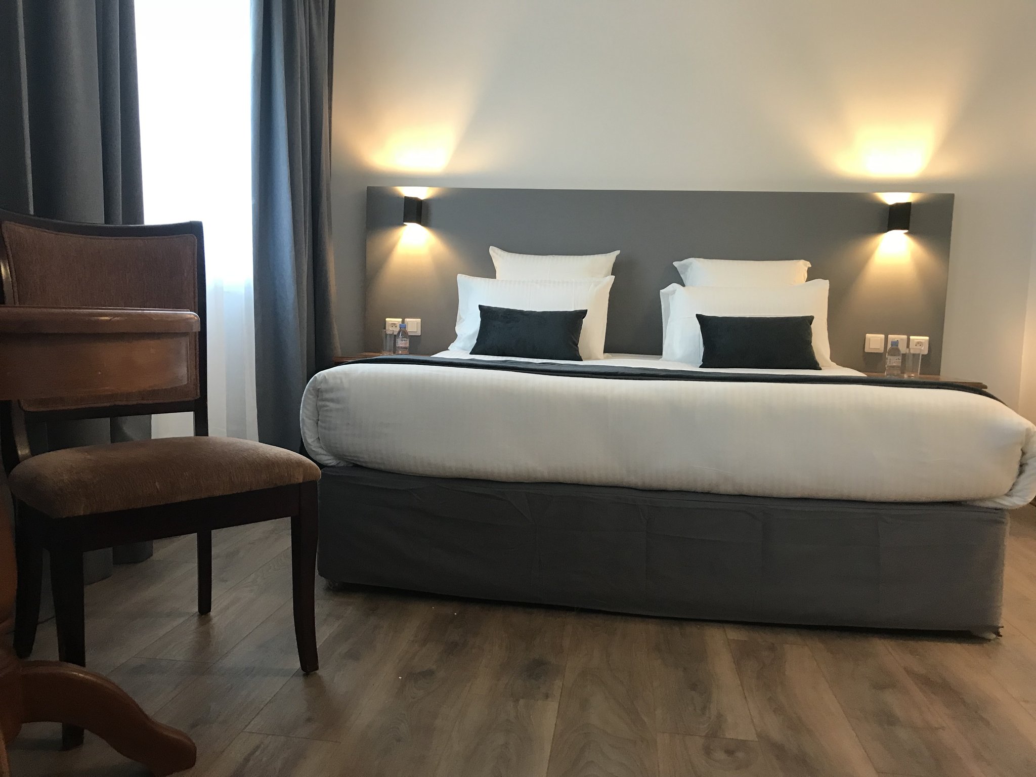 Deluxe_Room_Queen_Bed_S