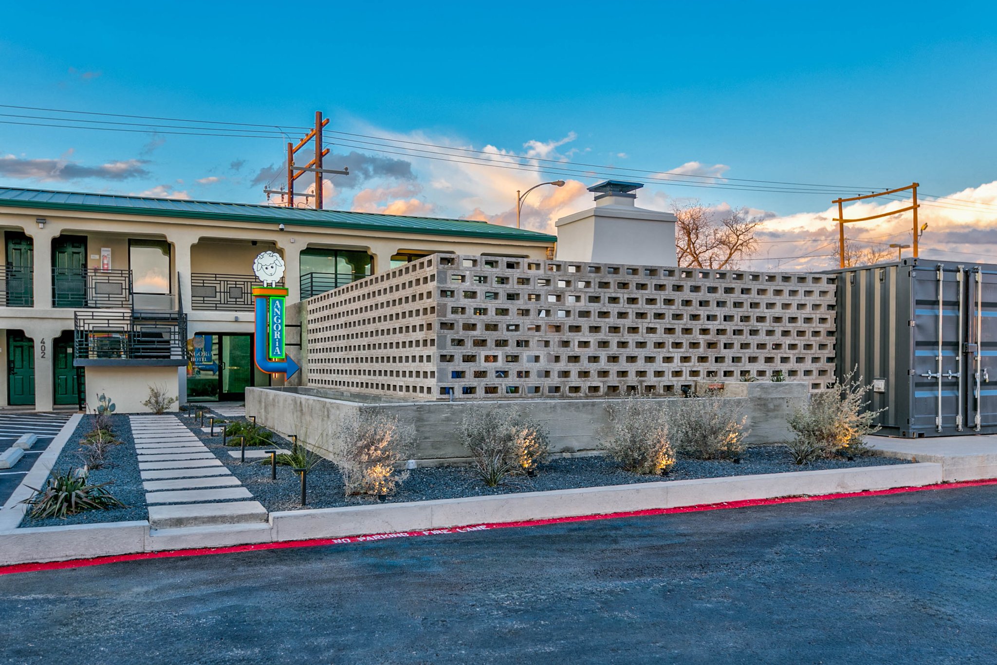 Exterior3_S