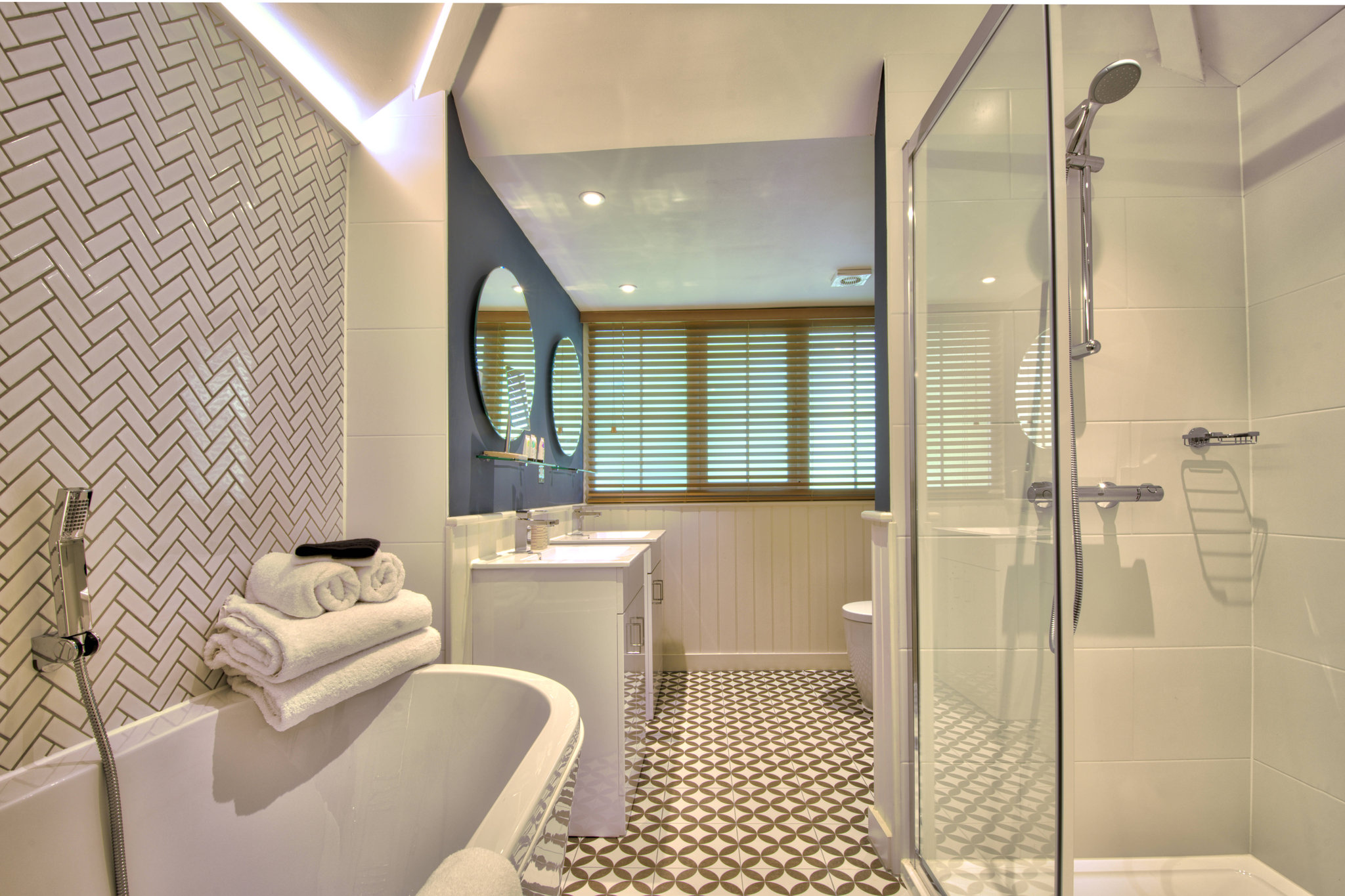 Room_306_Bathroom_S