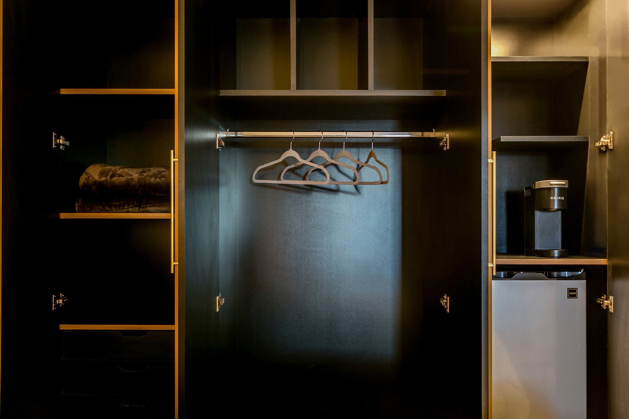 Deluxe_Room_Two_Queen_Beds_Wardrobe_S