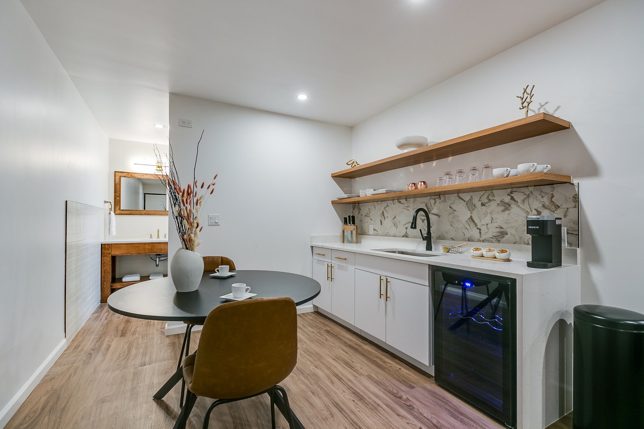 Deluxe_One_Bed_Suite_King_Bed_Kitchen_S