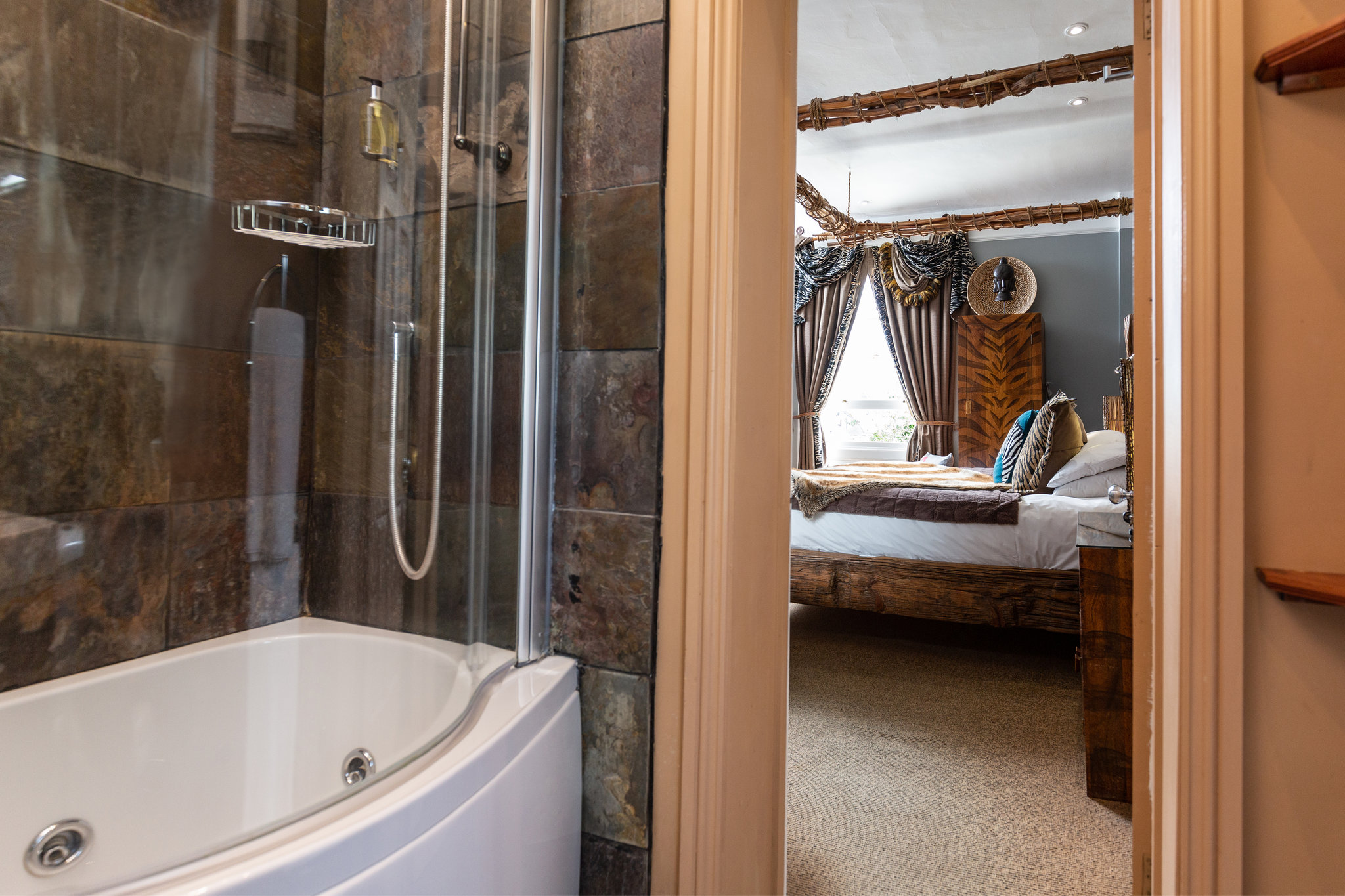 Out_of_Africa_Bathroom4_S