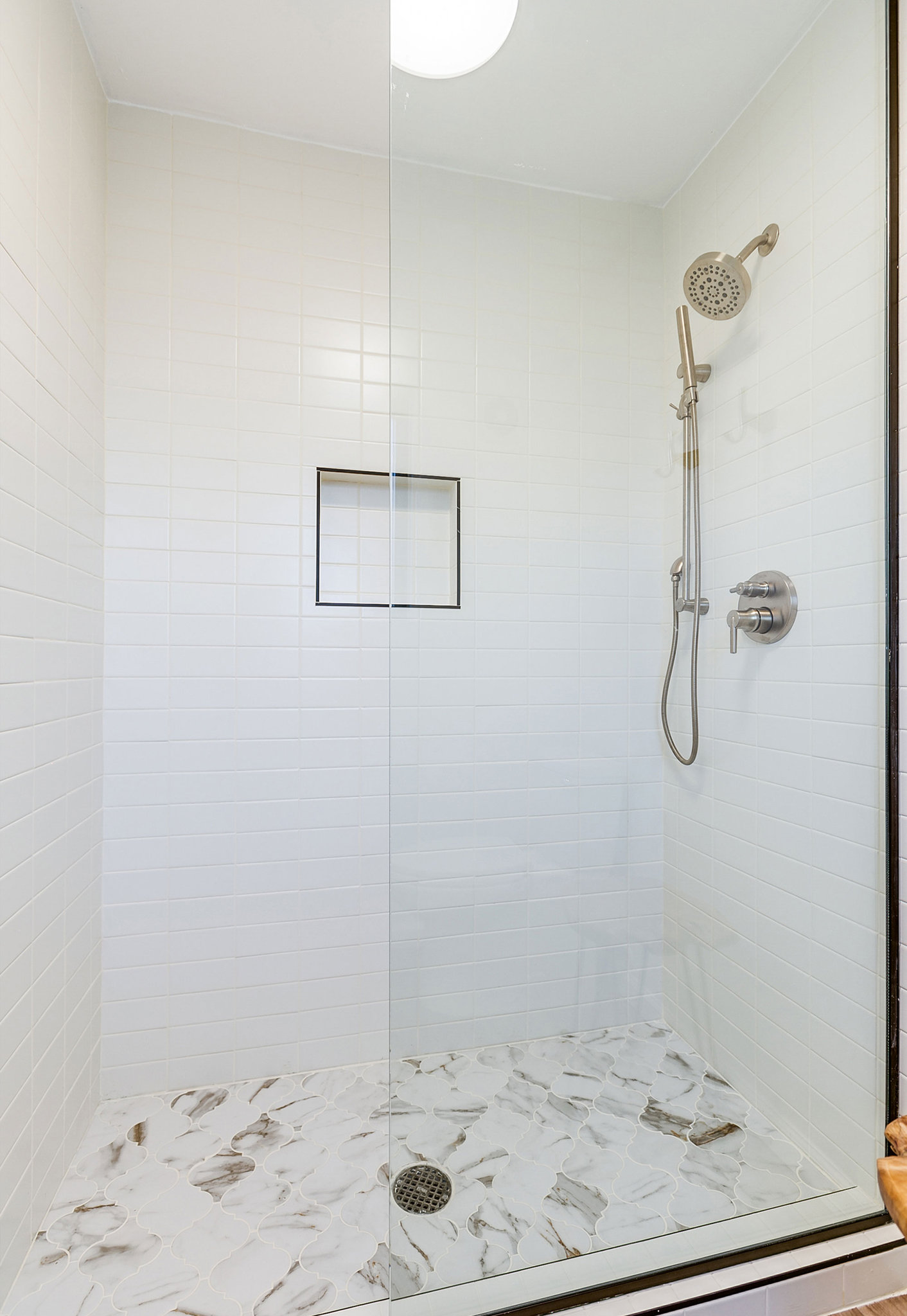 Deluxe-Room-Two-Queen-Beds-Bathroom-Shower_S