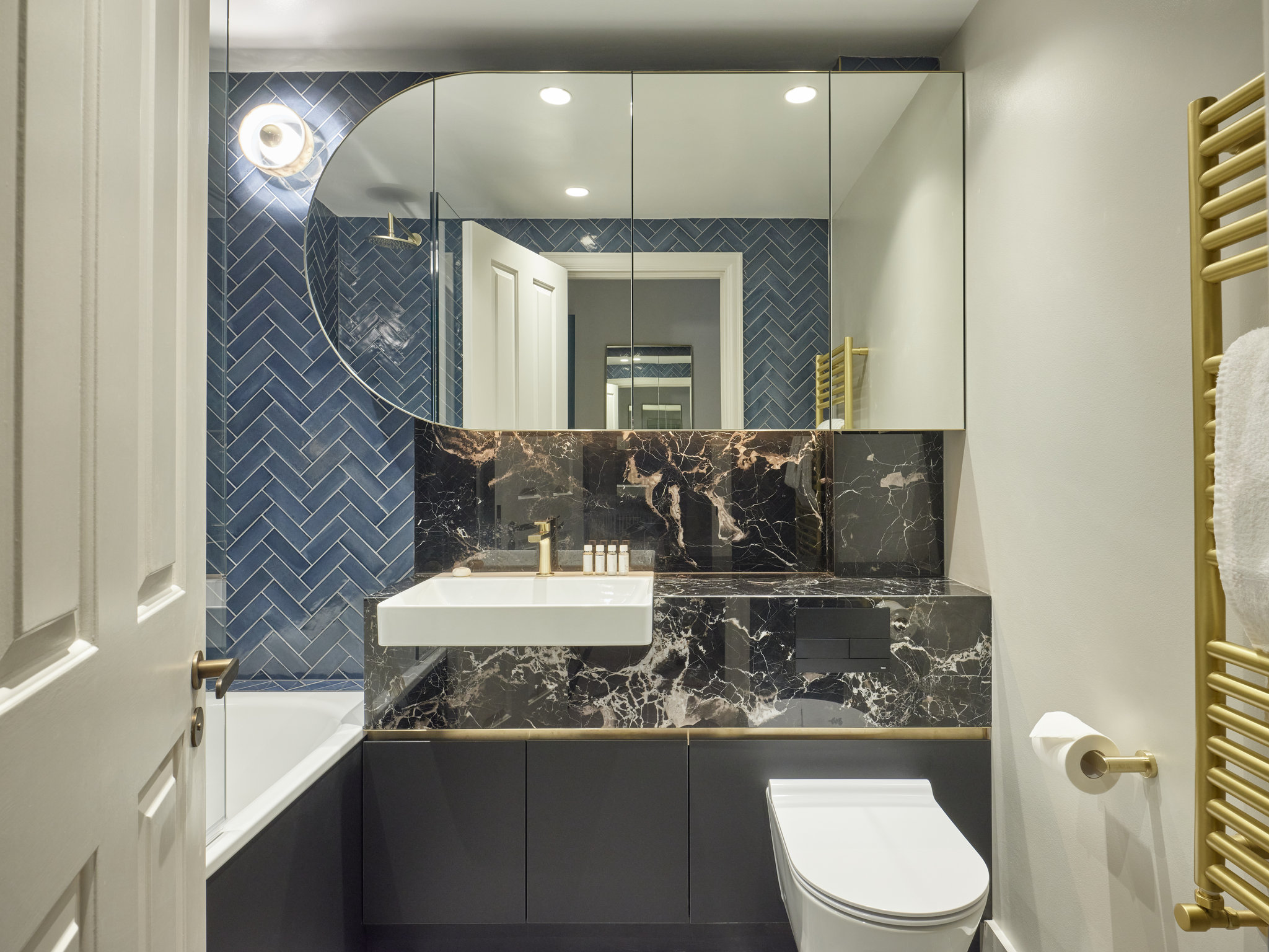 Two_Bed_Apartment_Bathroom_S
