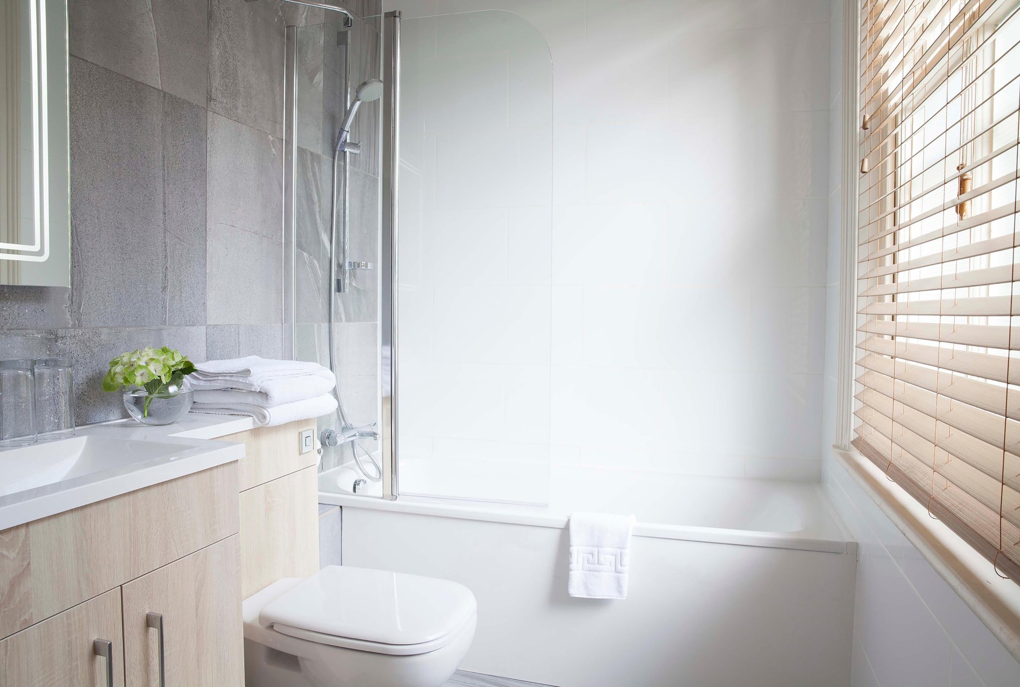 Deluxe_Bathroom_S