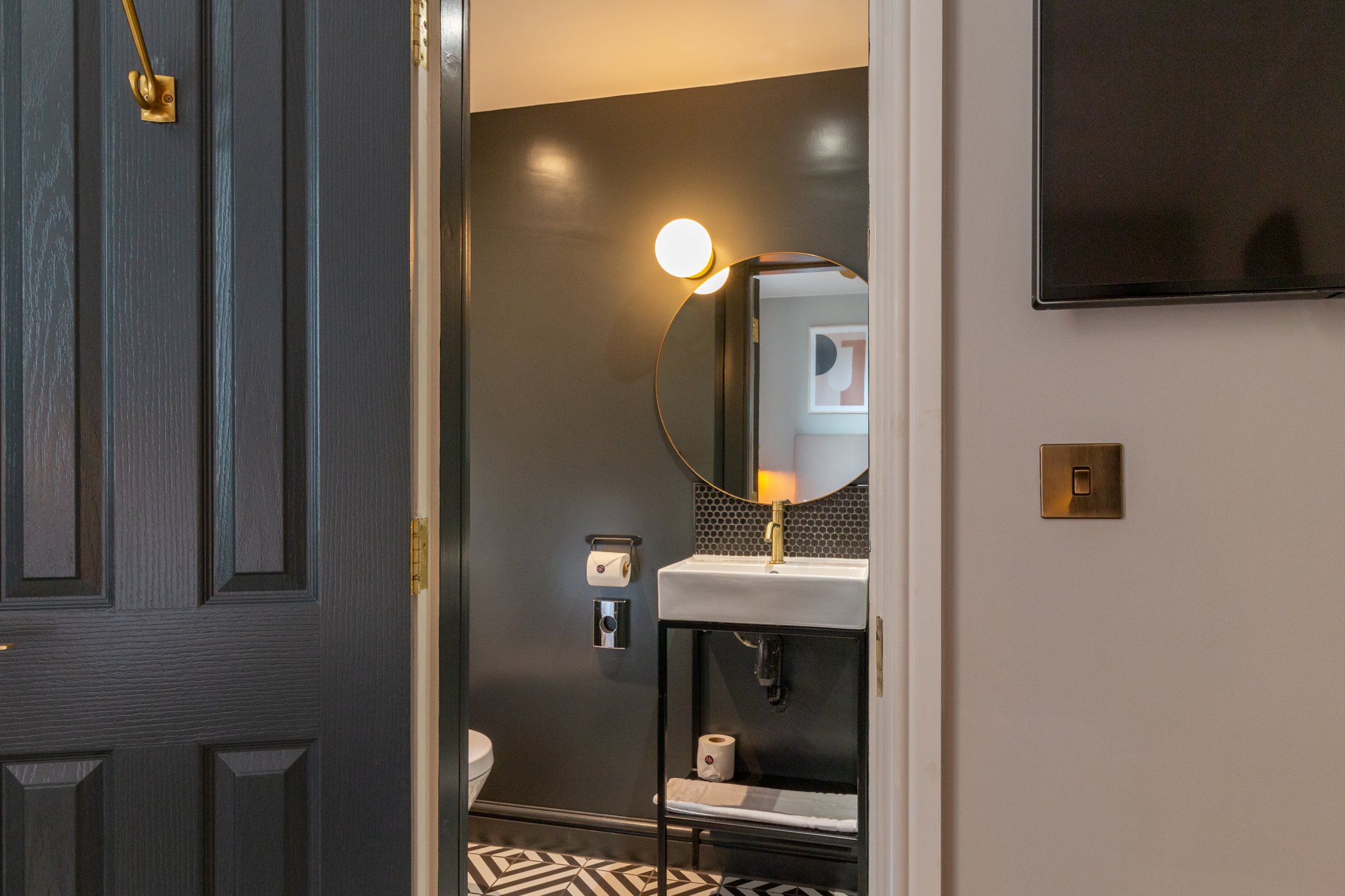 Two_Bed_Bunk_Apartment_Bathroom_S