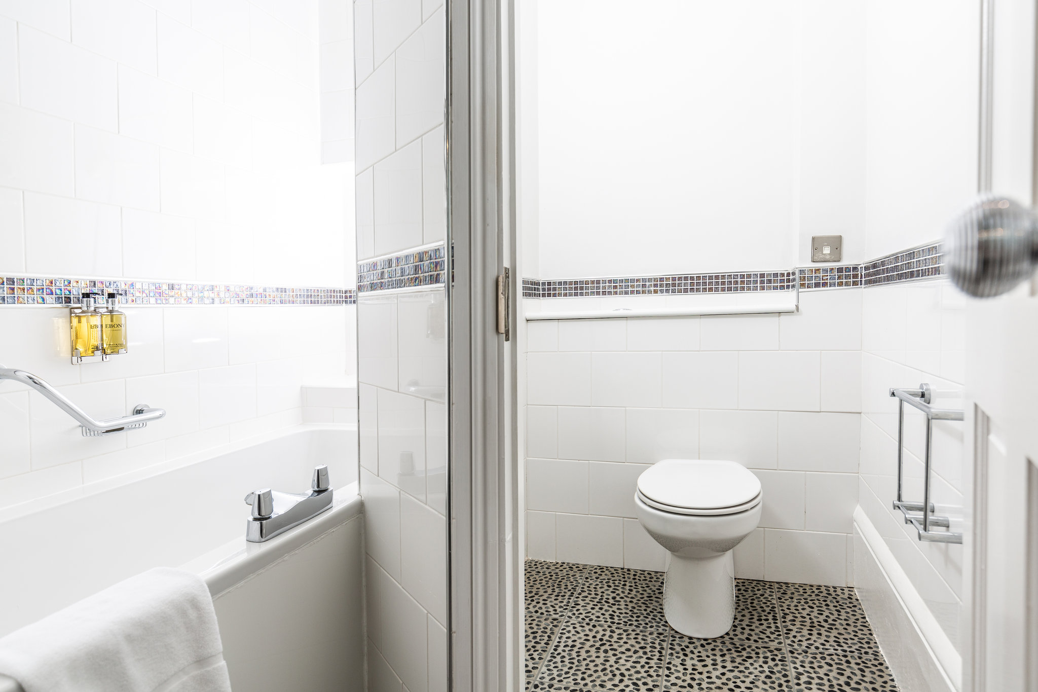 Hill_View_Suite_Bathroom3_S