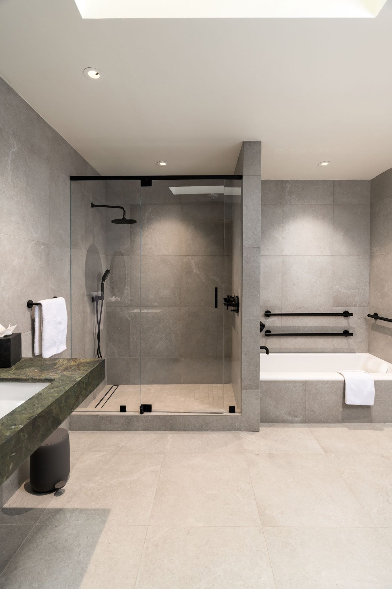 Granite_Suite_Bathroom2_S