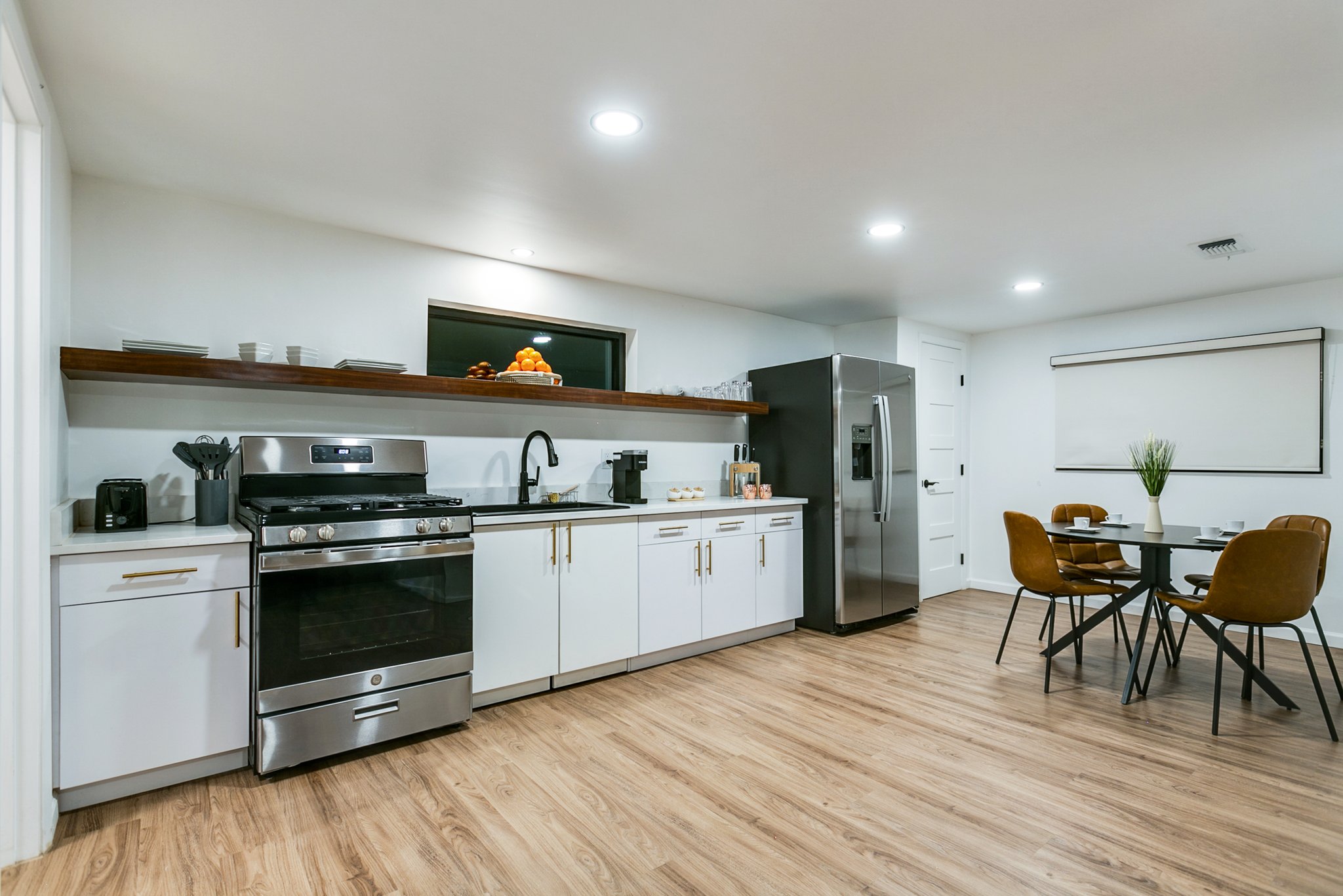 One_Bed_Apartment_King_Bed_Kitchen_S