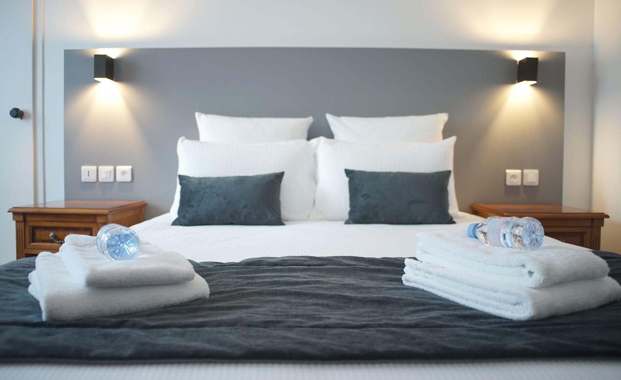 Deluxe_Room_Queen_Bed2_S
