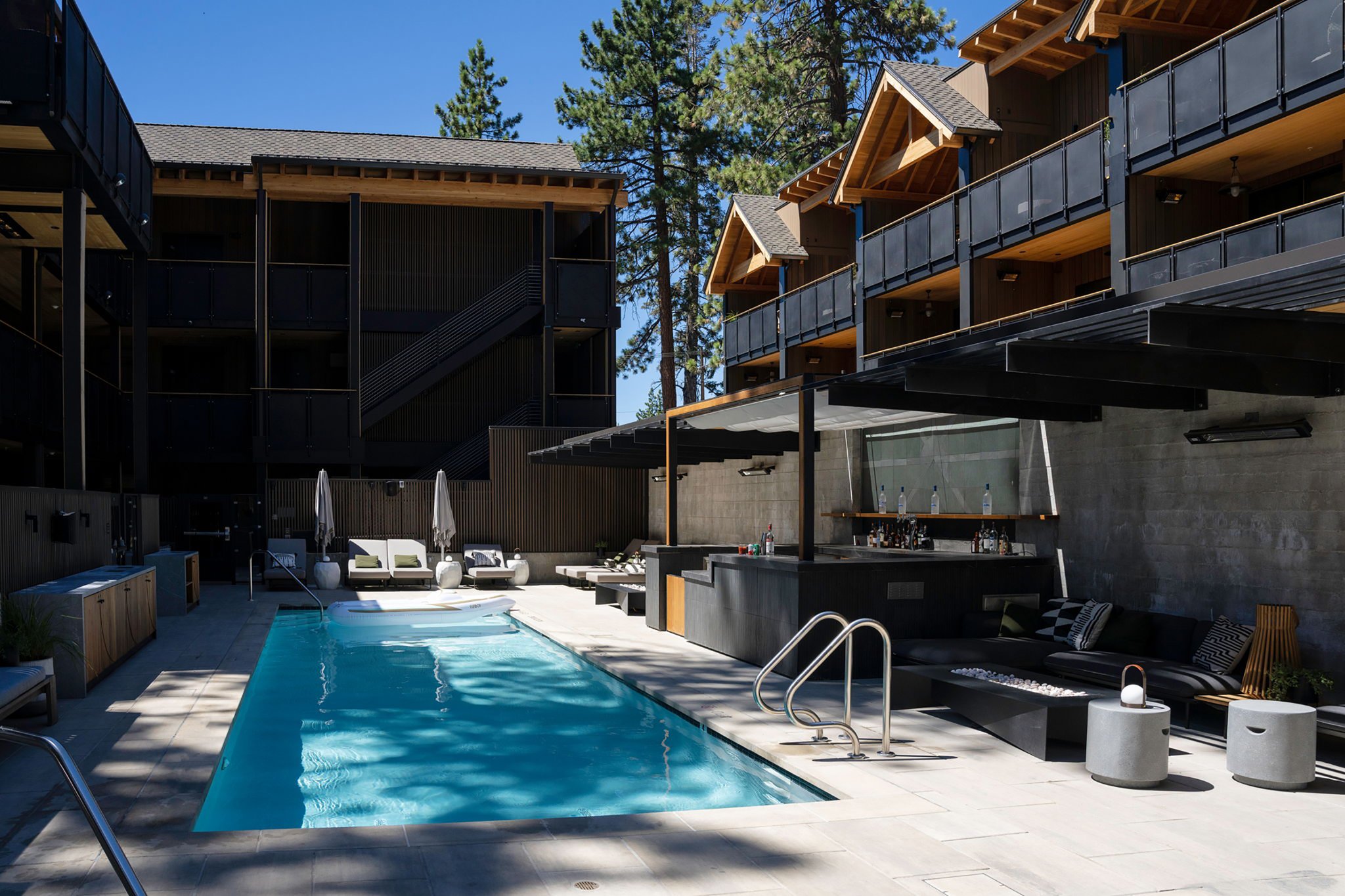 Outdoor_Pool_and_Bar_S