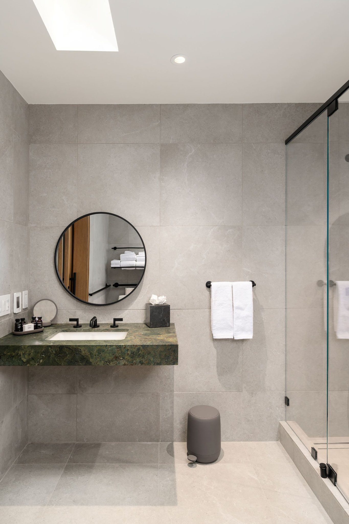 Granite_Suite_Bathroom_S