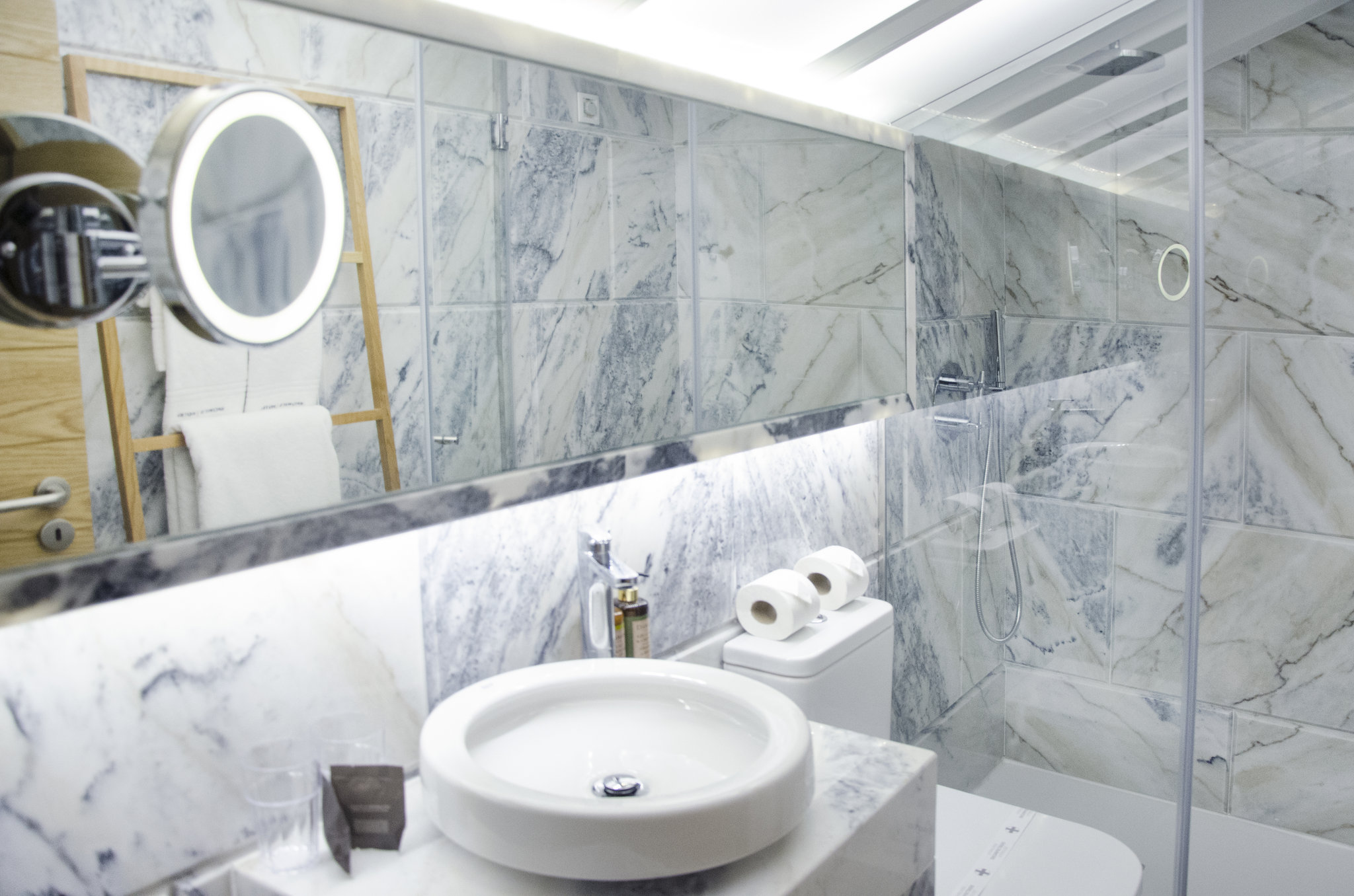 Small_Room_Interior_View_Bathroom_S