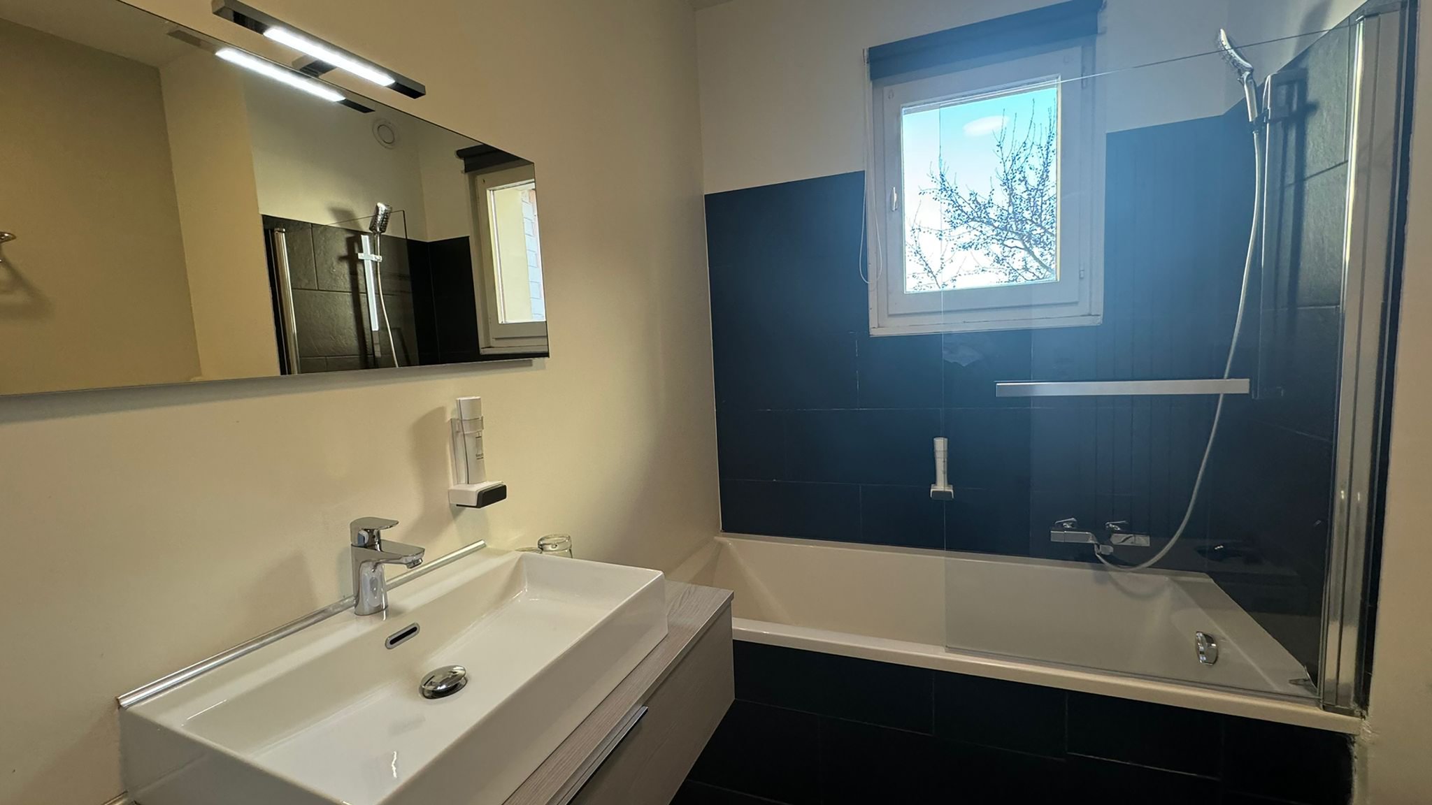 Superior_Room_Bathroom_S