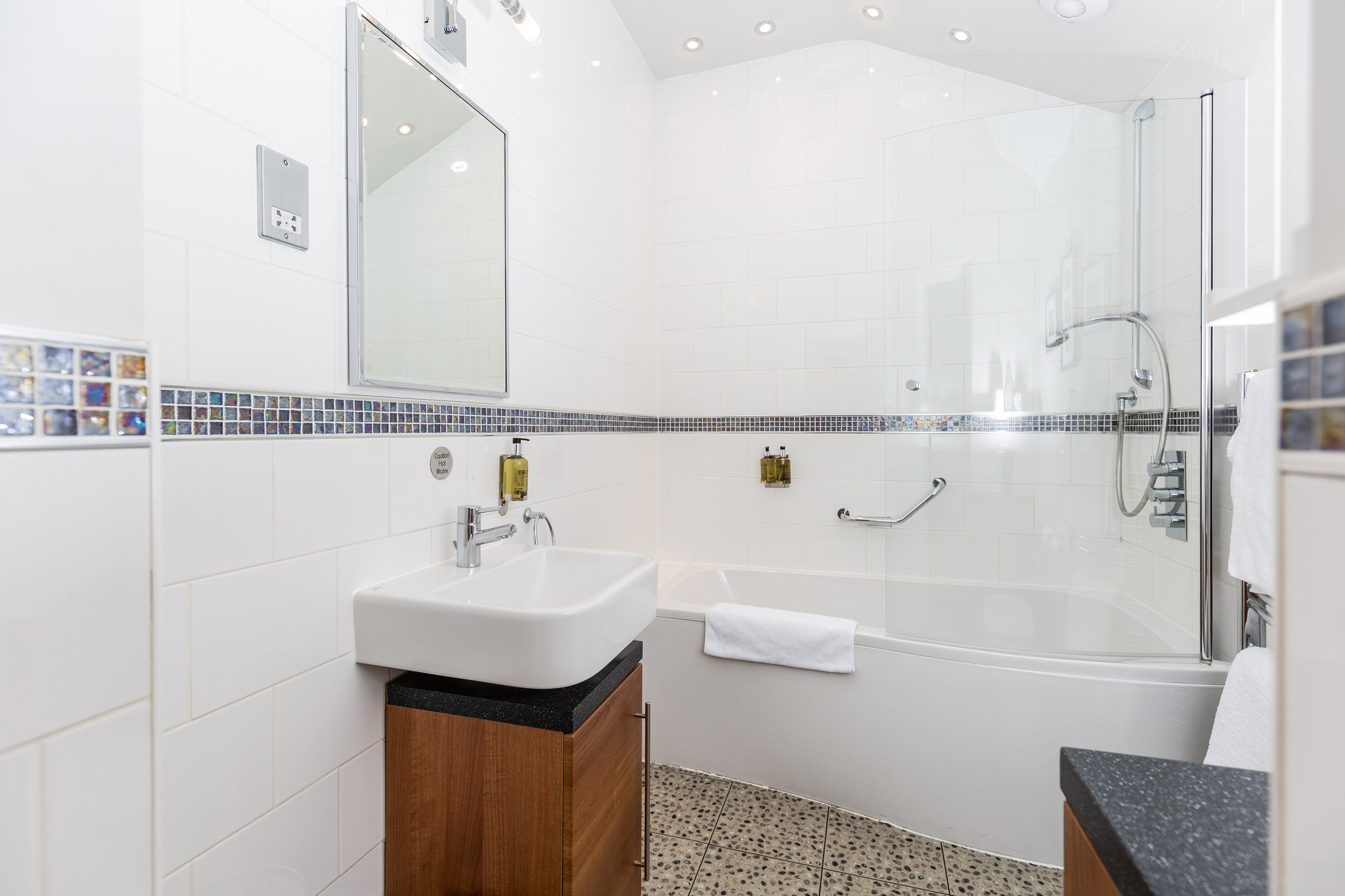 Superior_Single_Bathroom2_S