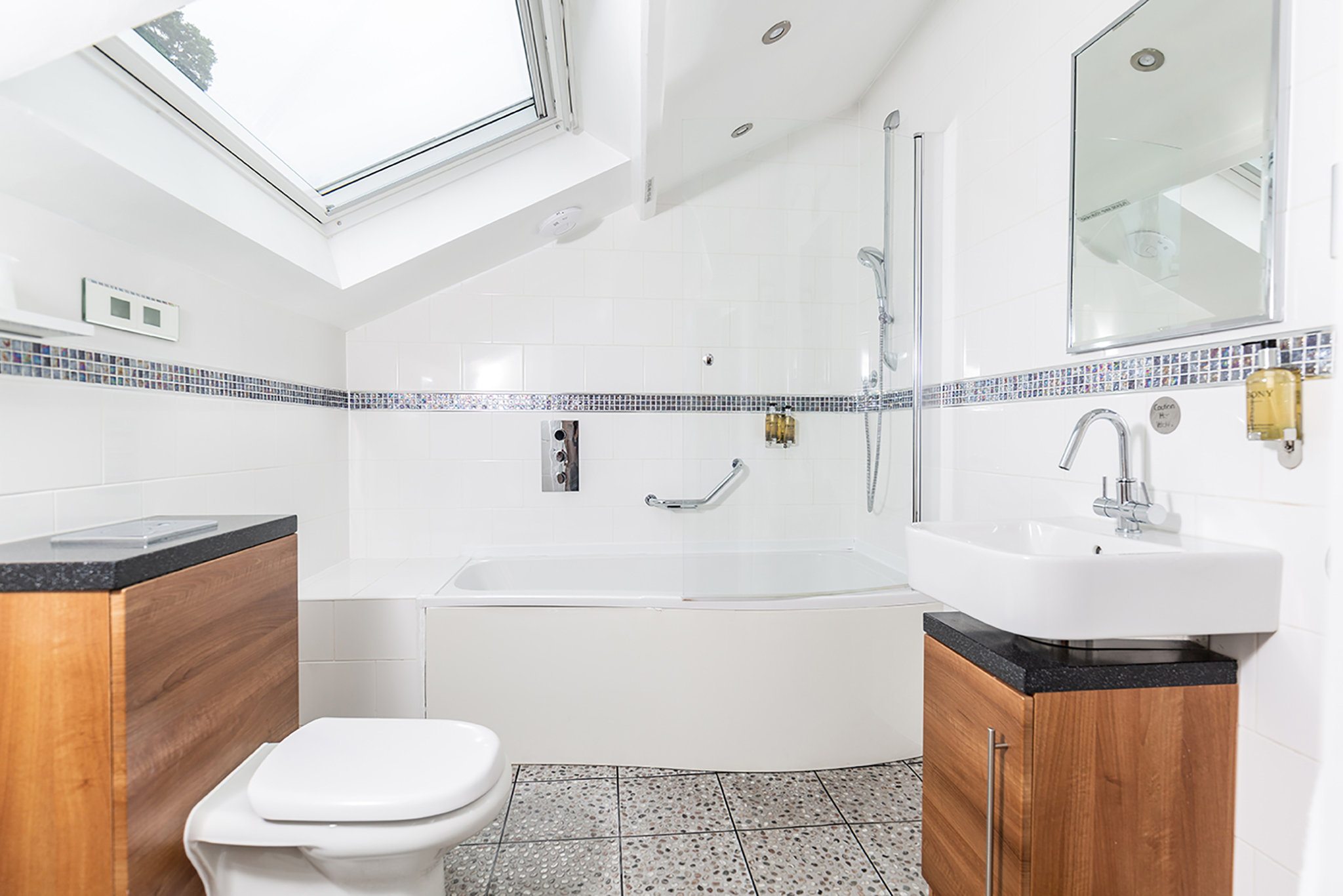 Superior_Double_Bathroom2_S