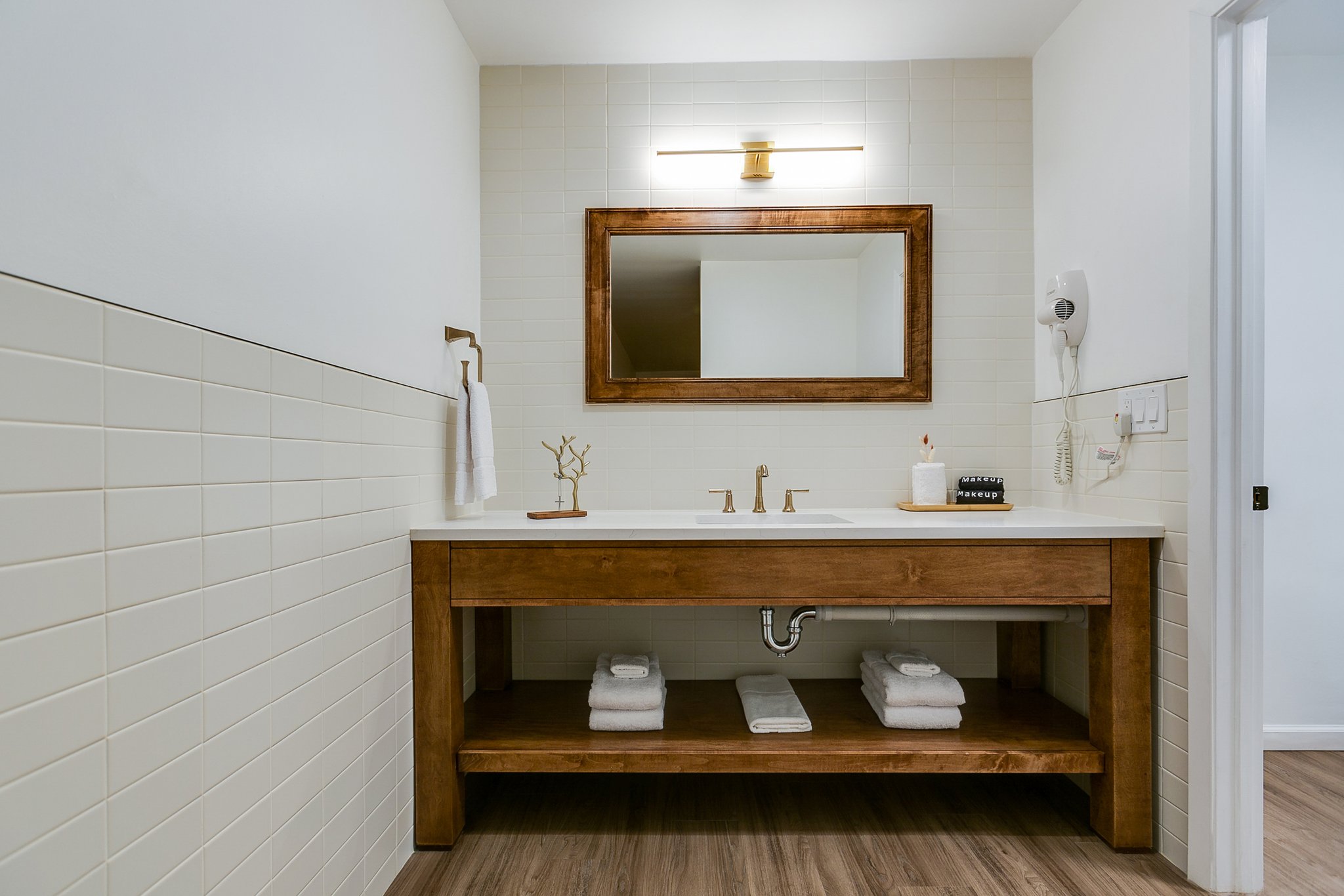 Deluxe_Room_King_Bed_Bathroom_S