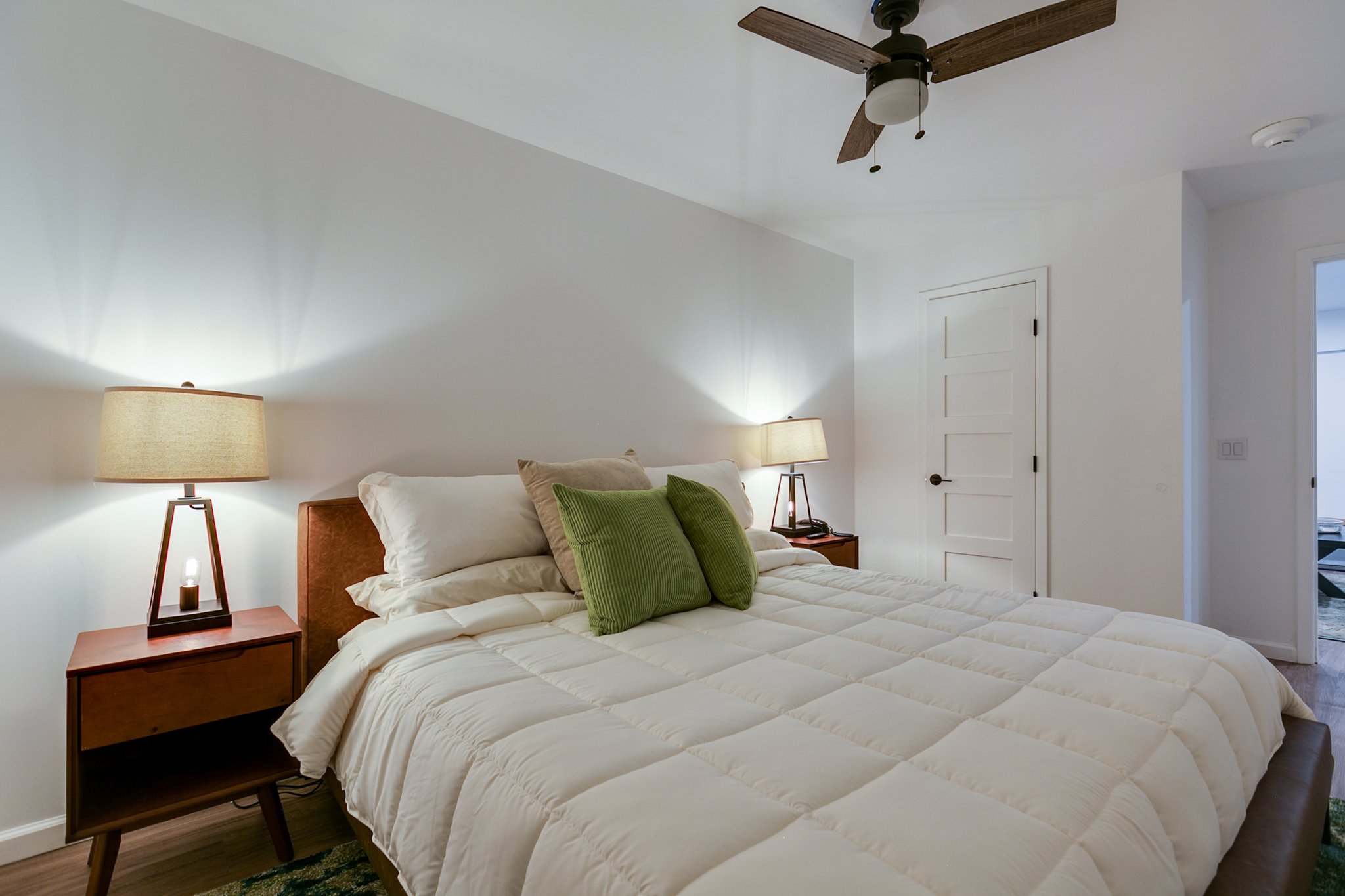 Deluxe_One_Bed_Suite_King_Bed4_S
