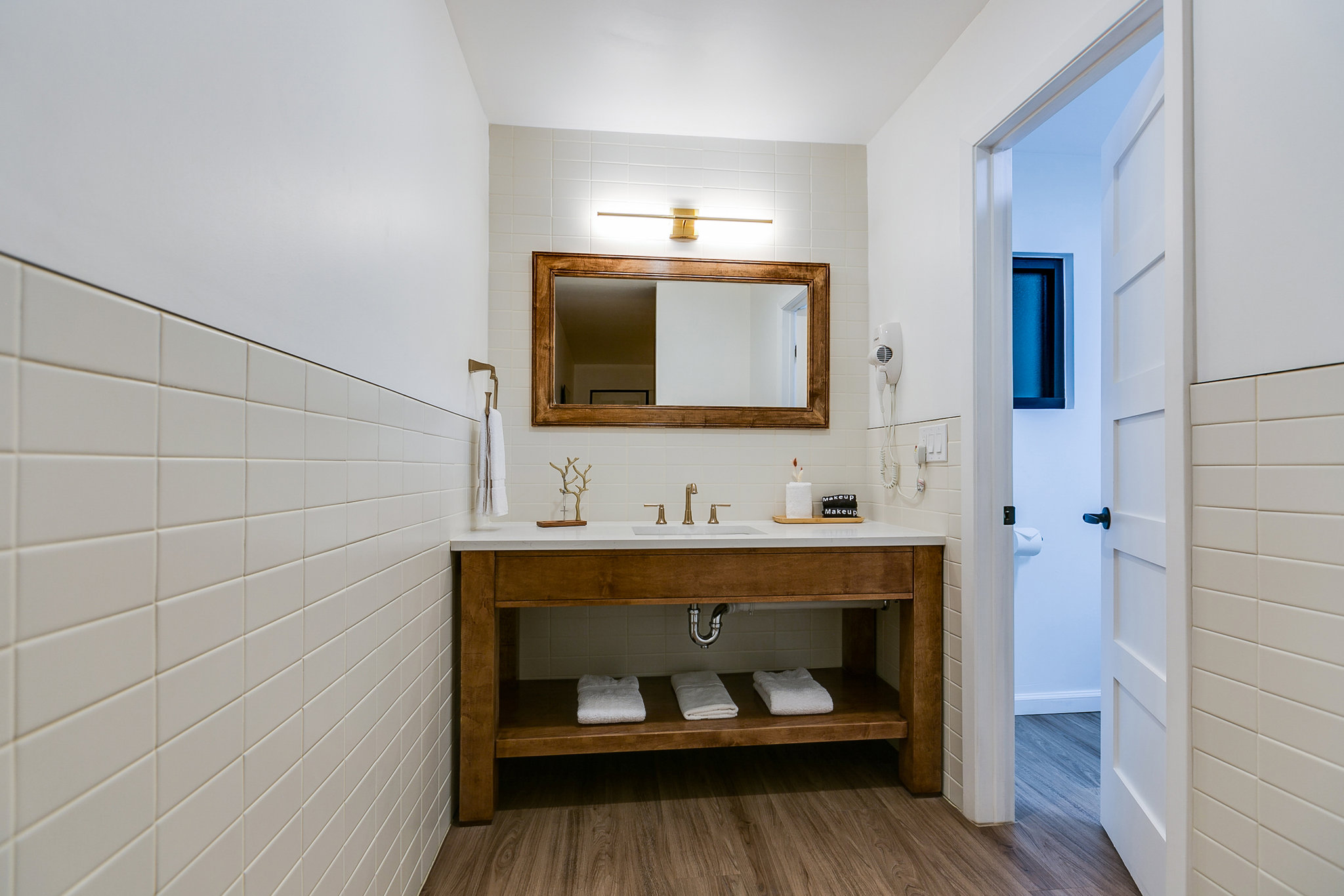 Standard_Room_King_Bed_Bathroom_S
