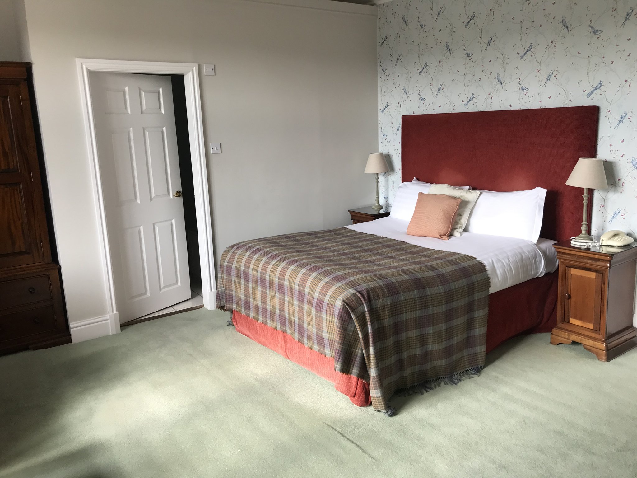 Deluxe_Room_(2)_S