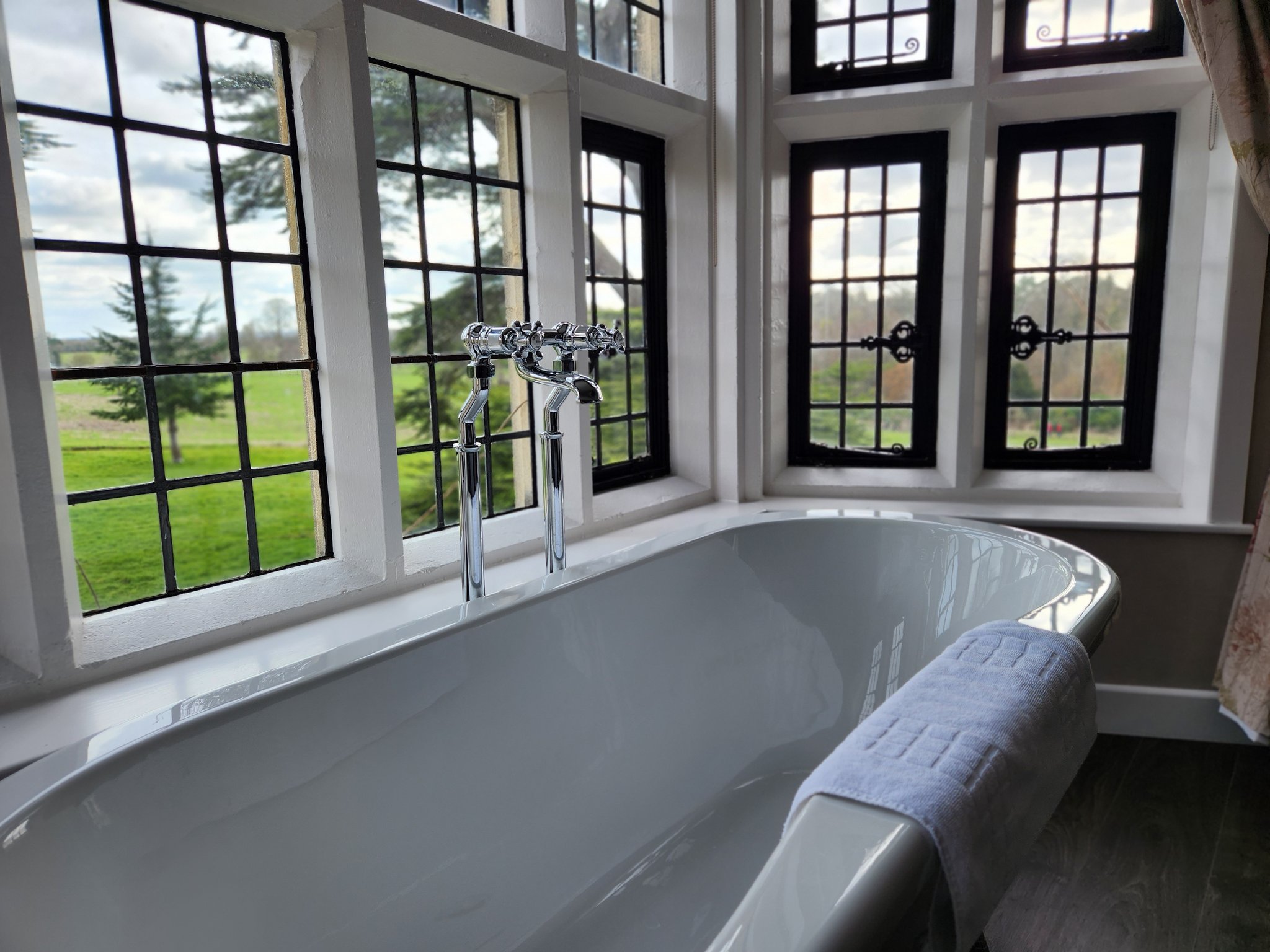 Four_Poster_Room_Bath_Tub2_S