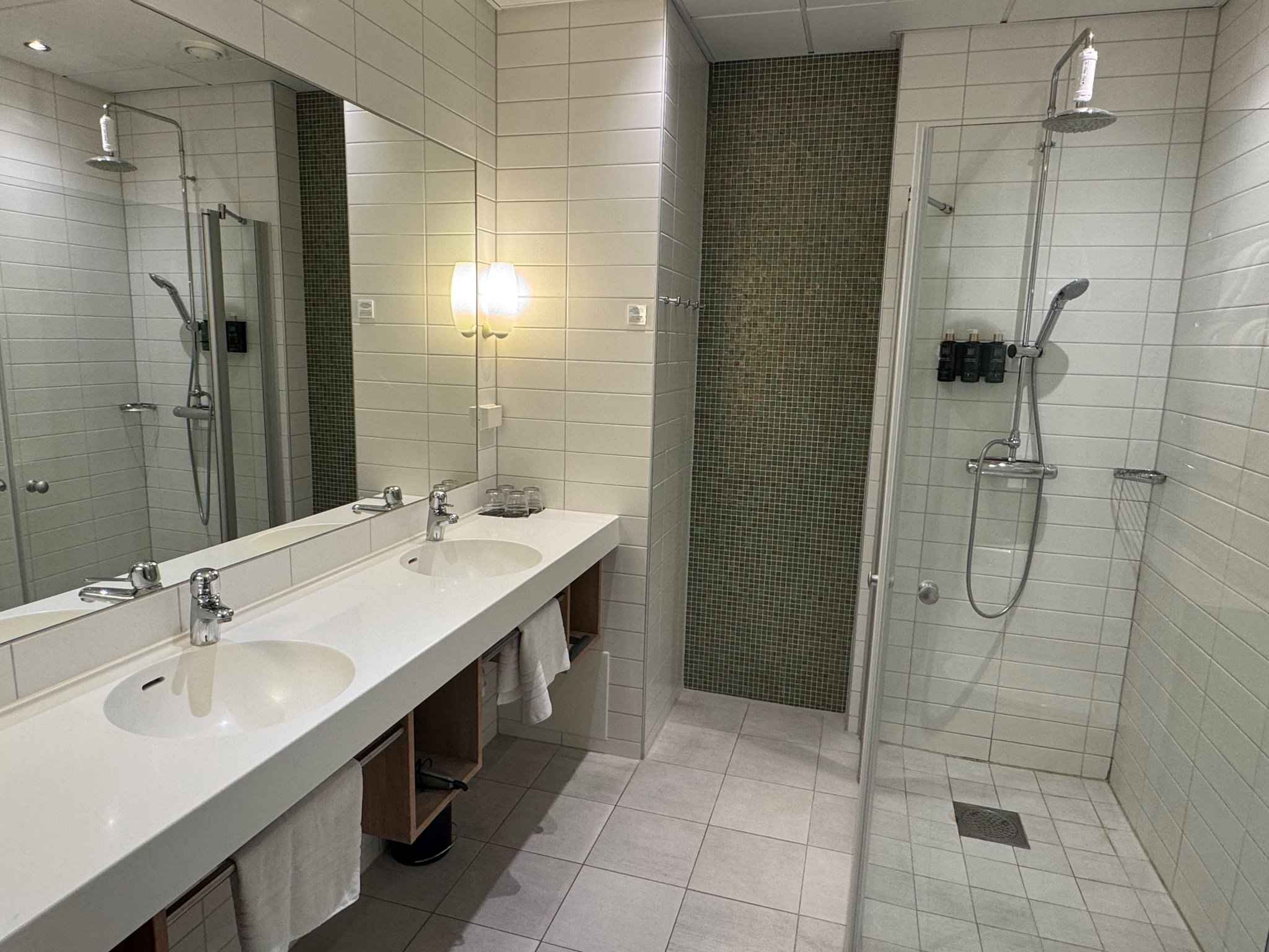 executive-family-with-terrace-bathroom-first-hotel-planet_S