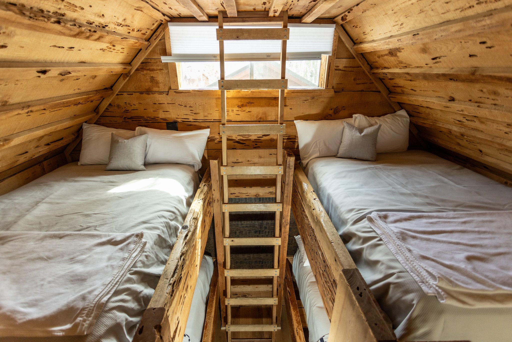 Knotty_Pine_top_beds_S