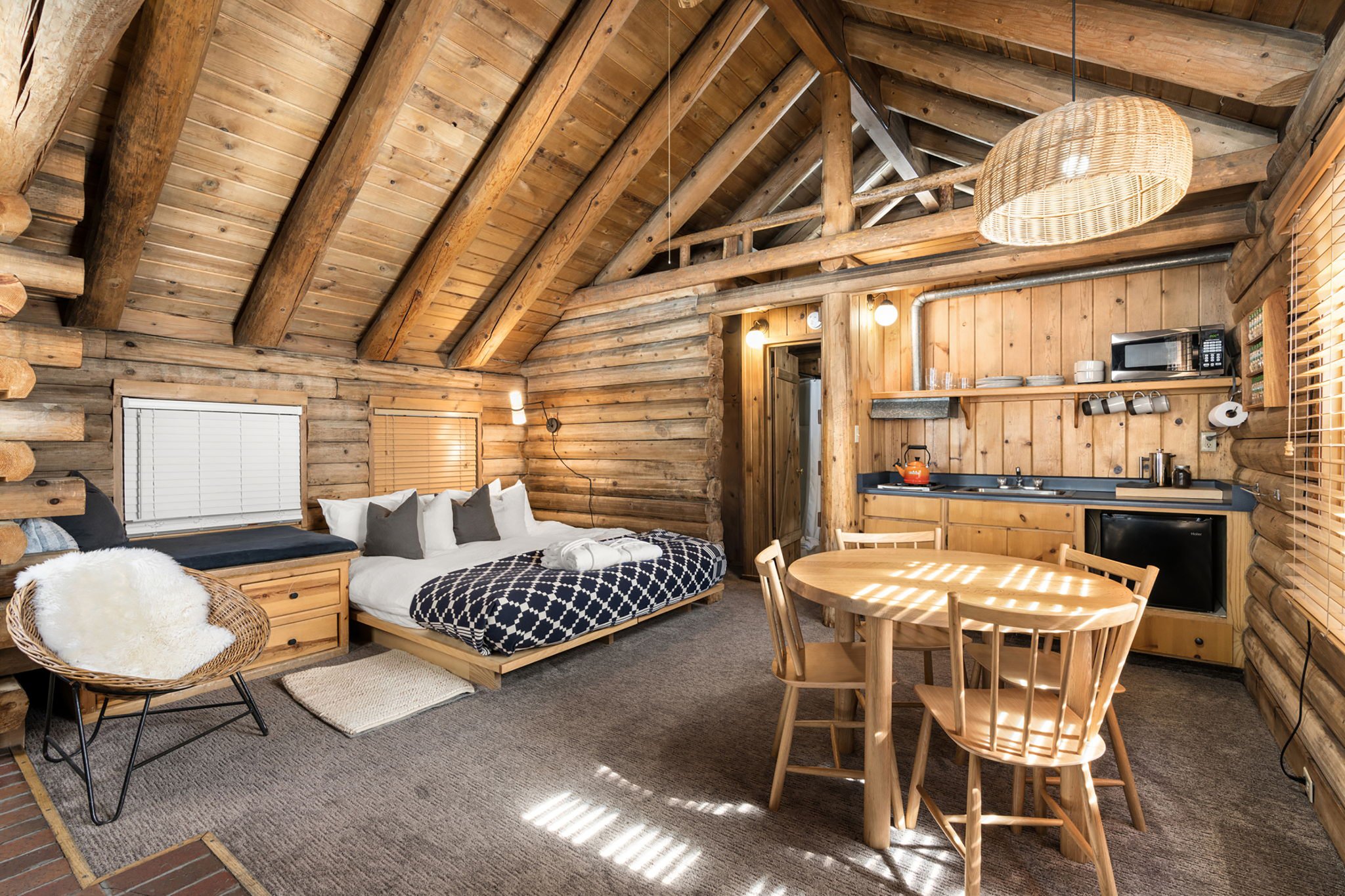 Dougfir_Creekside_bedroom_S