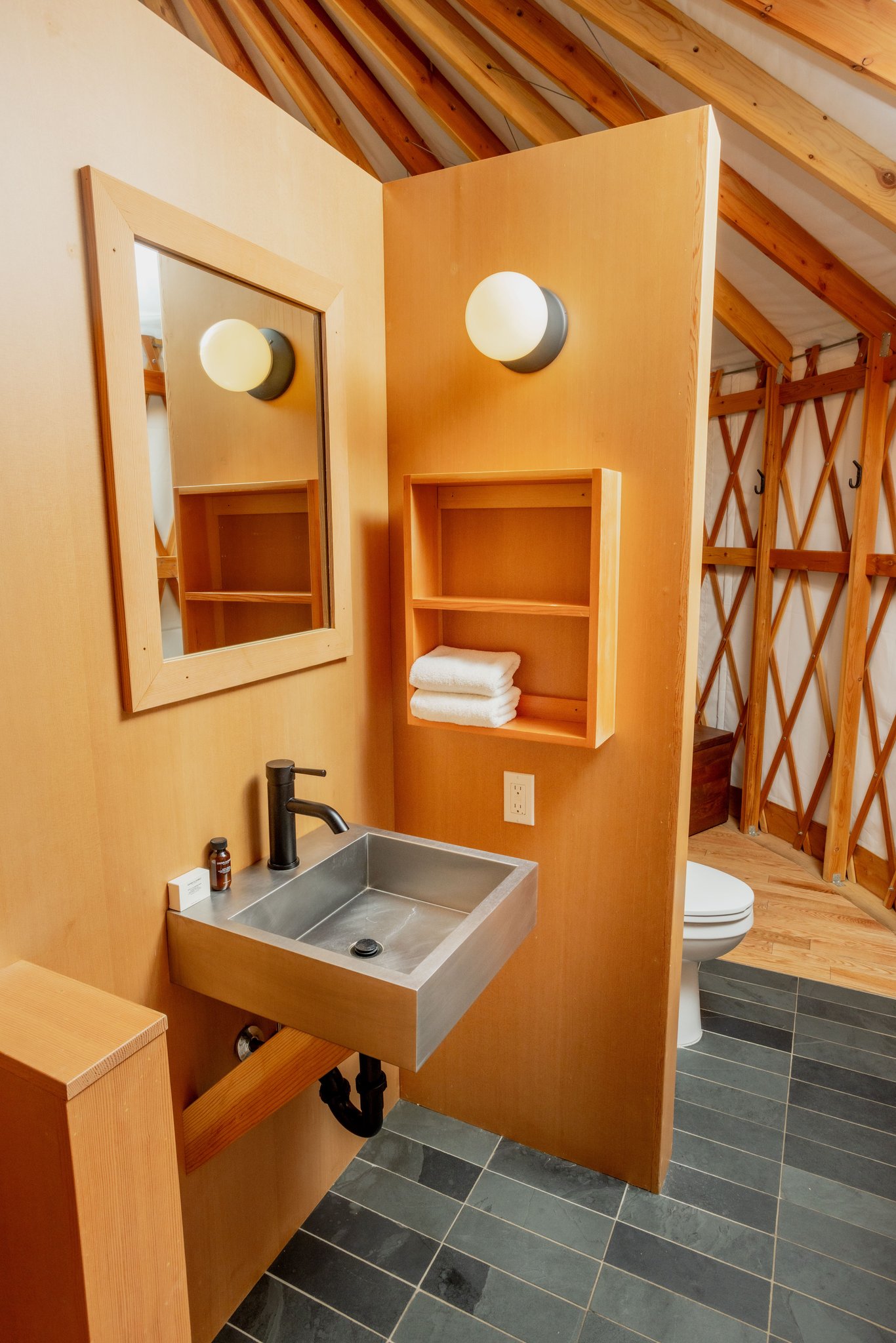 Yurt11_sink_and_toilet_S