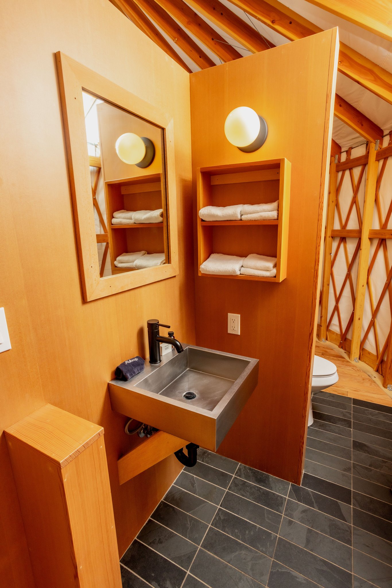Yurt12_toilet_and_sink_S