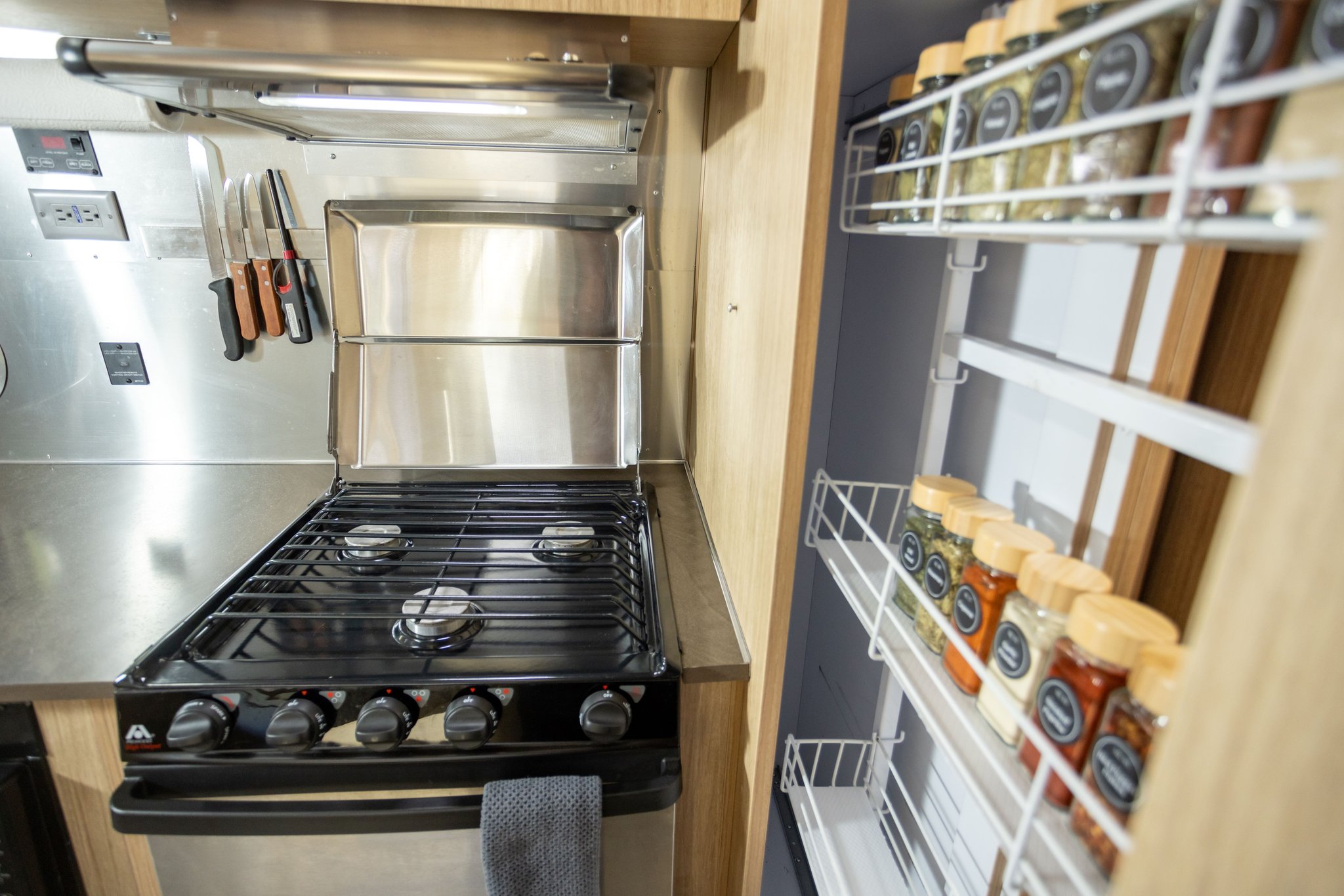 Airstream_kitchen_S