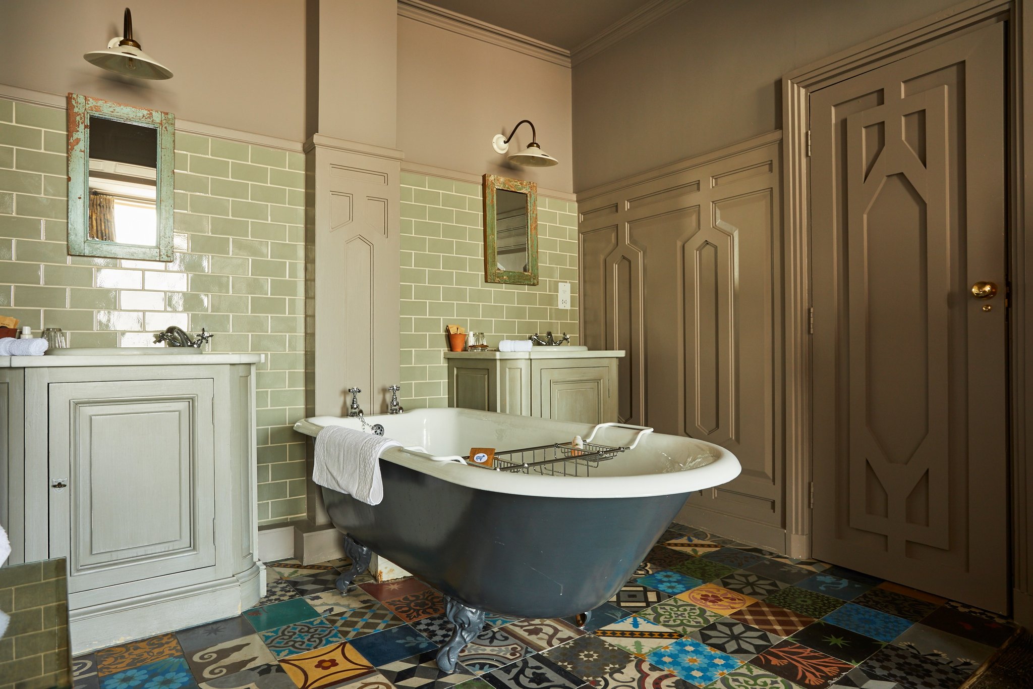 Spacious_Bathroom_S