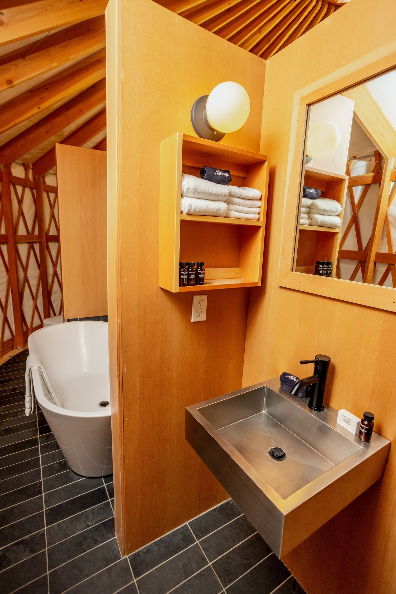 Yurt25_sink_with_tub_S