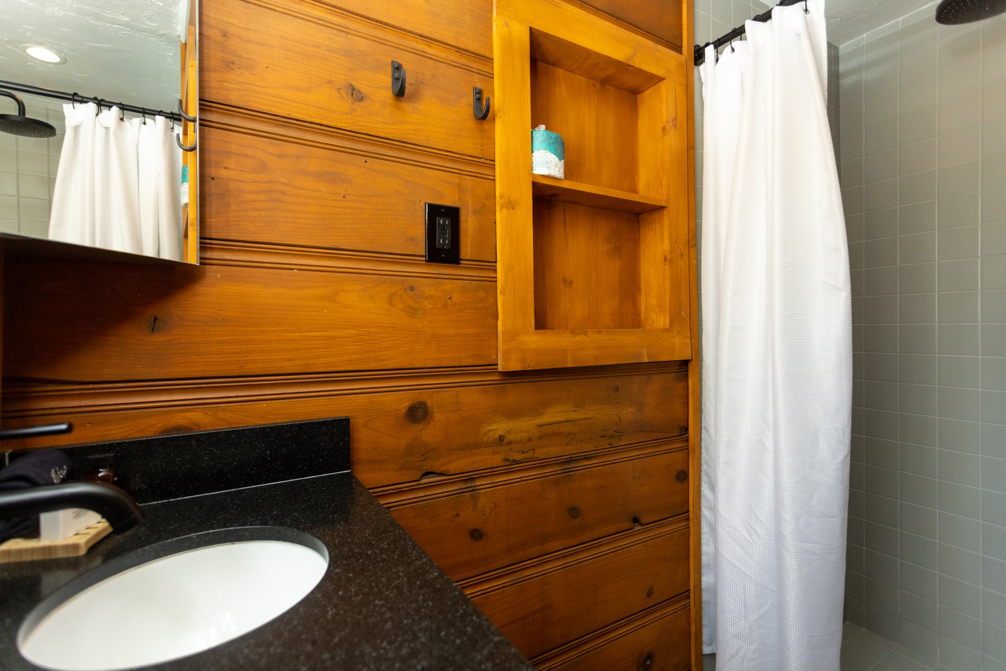 Cedar_sink_shower_S