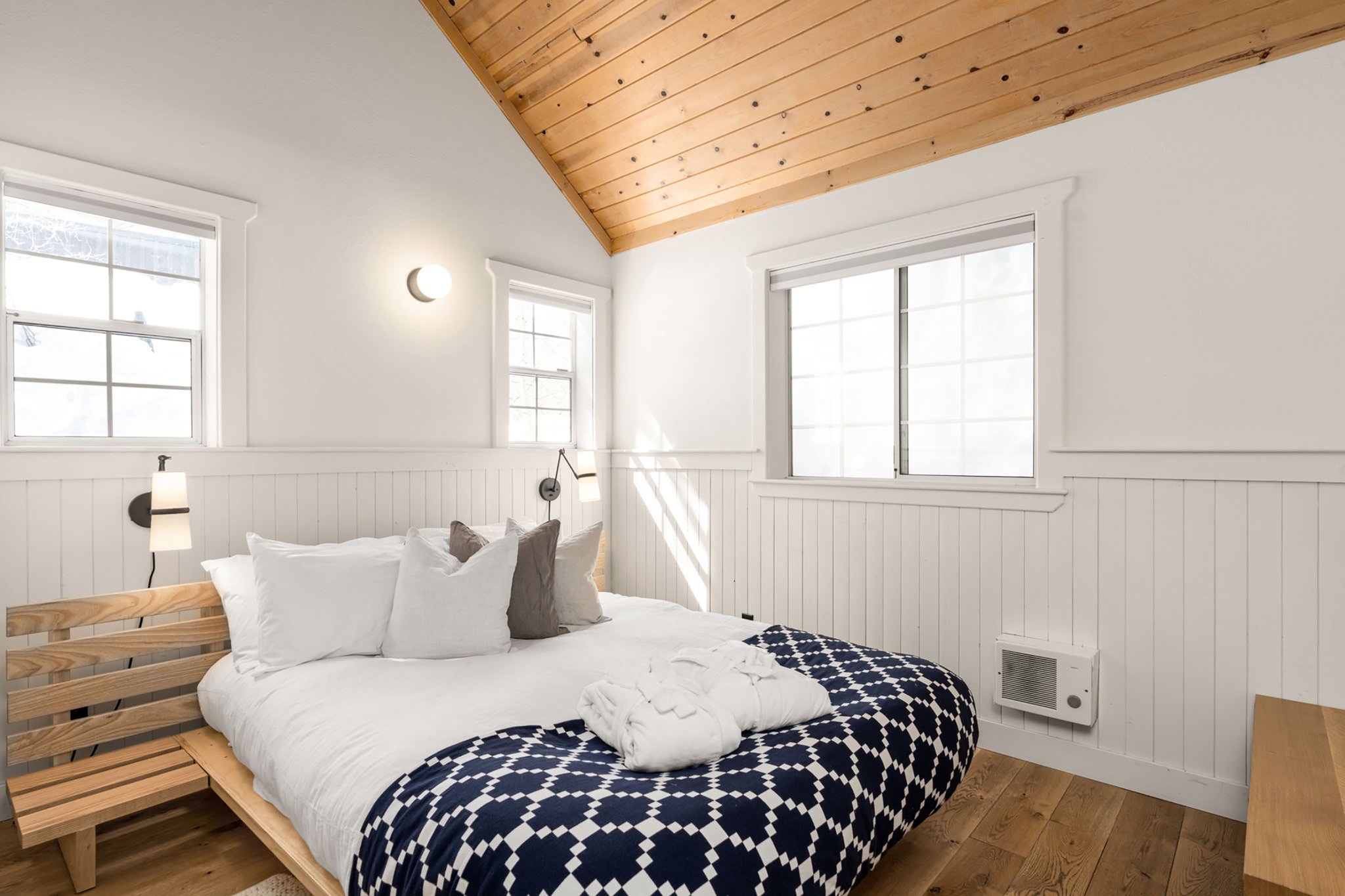 Sierra_House_queen_bedroom_S