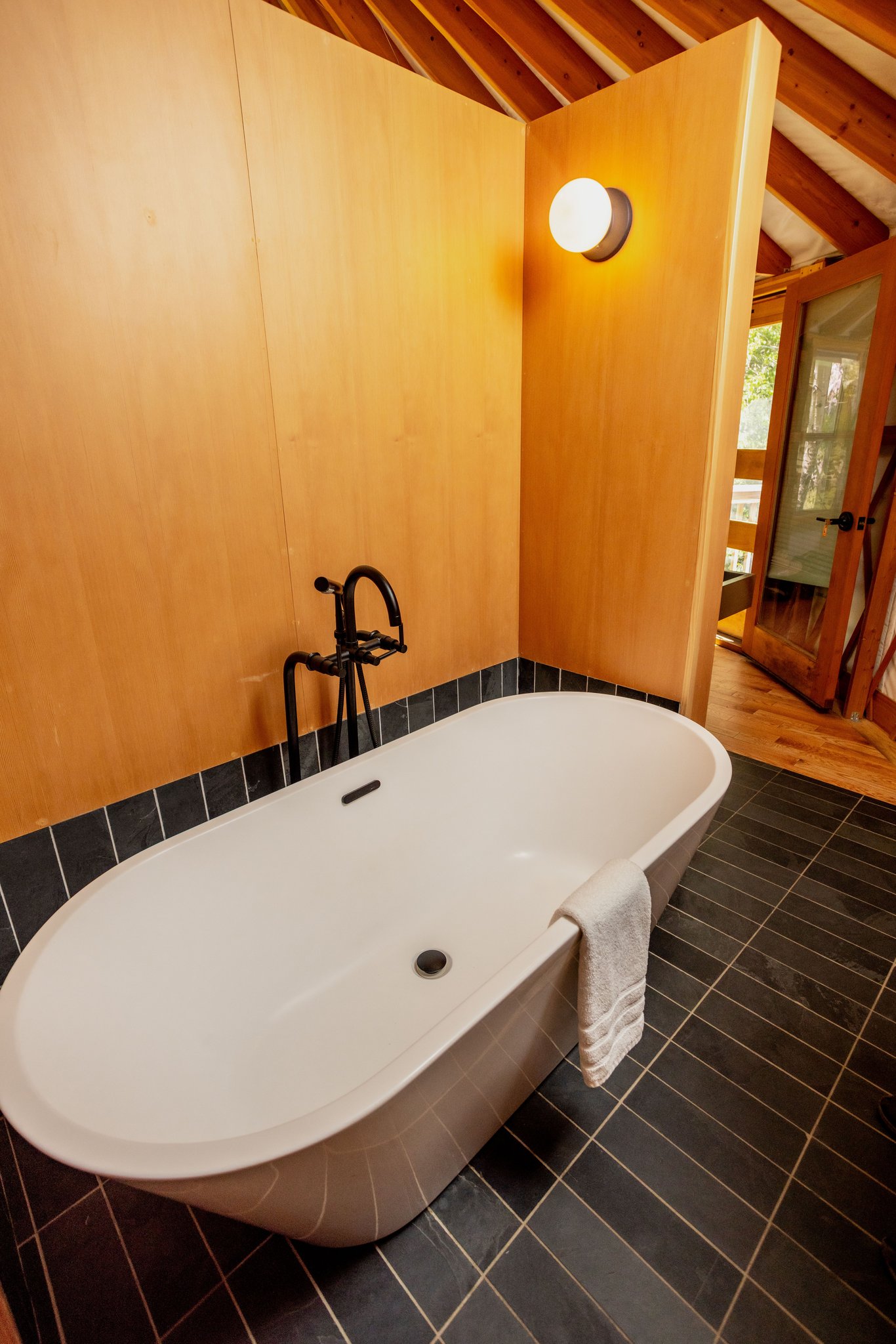 Yurt25_tub_S