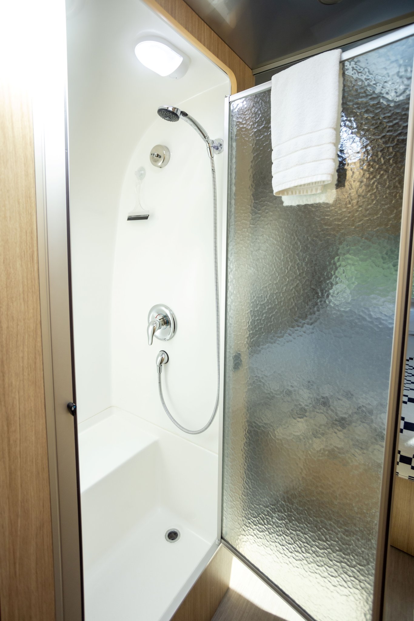 Airstream_shower_S