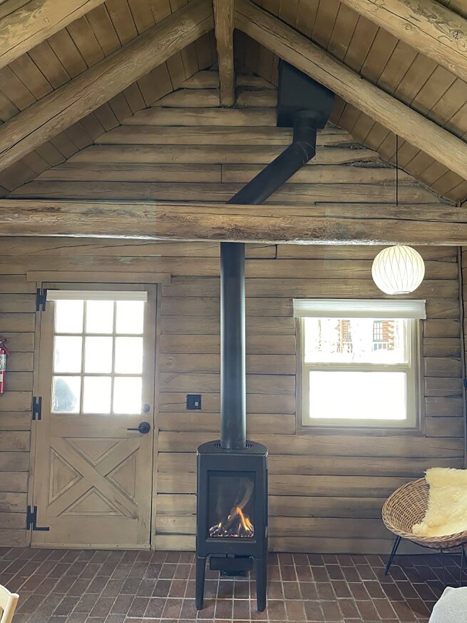 Snowshoe_fireplace_S